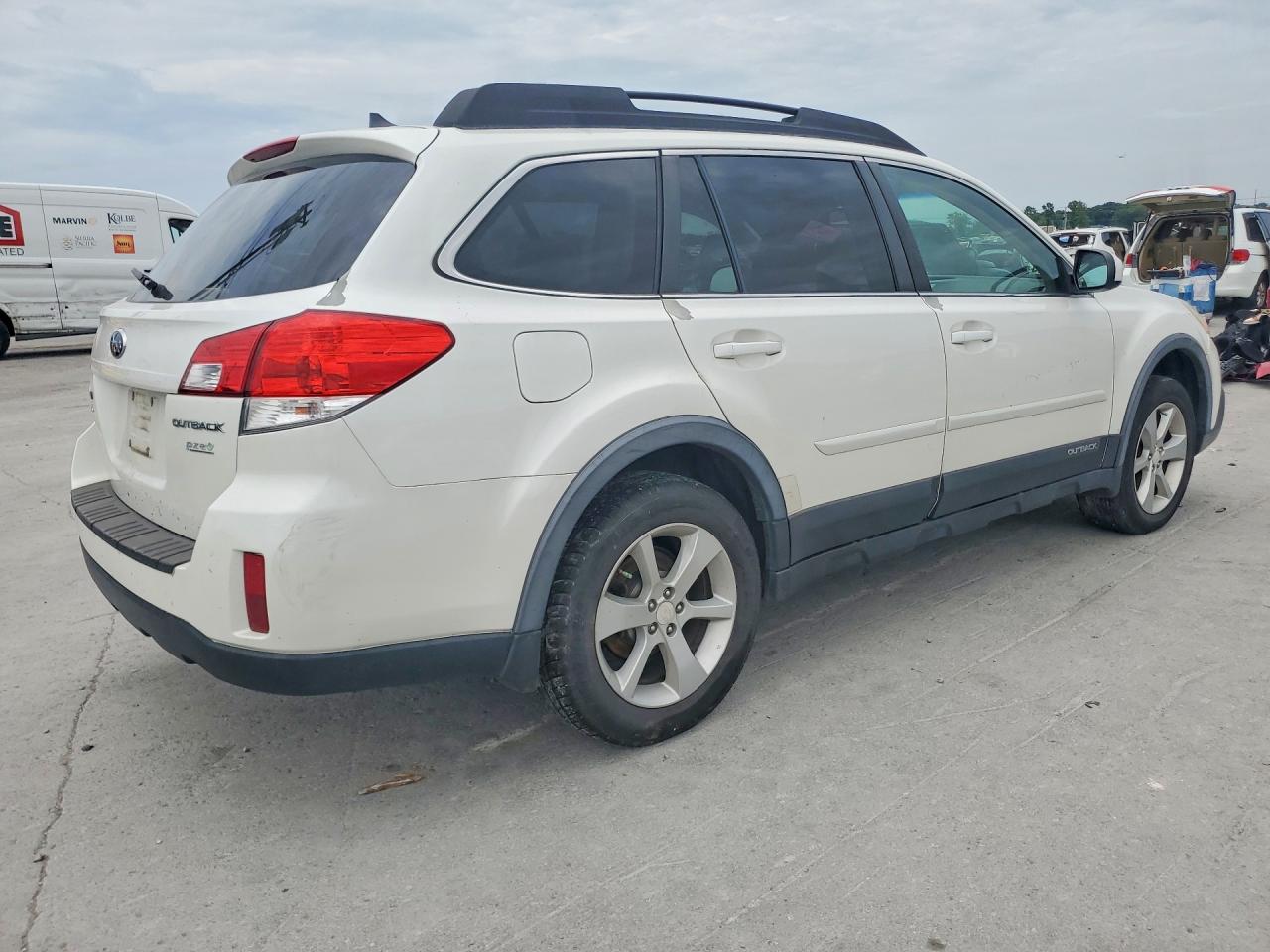 2014 Subaru Outback 2.5i Premium White vin: 4S4BRBCCXE3256695