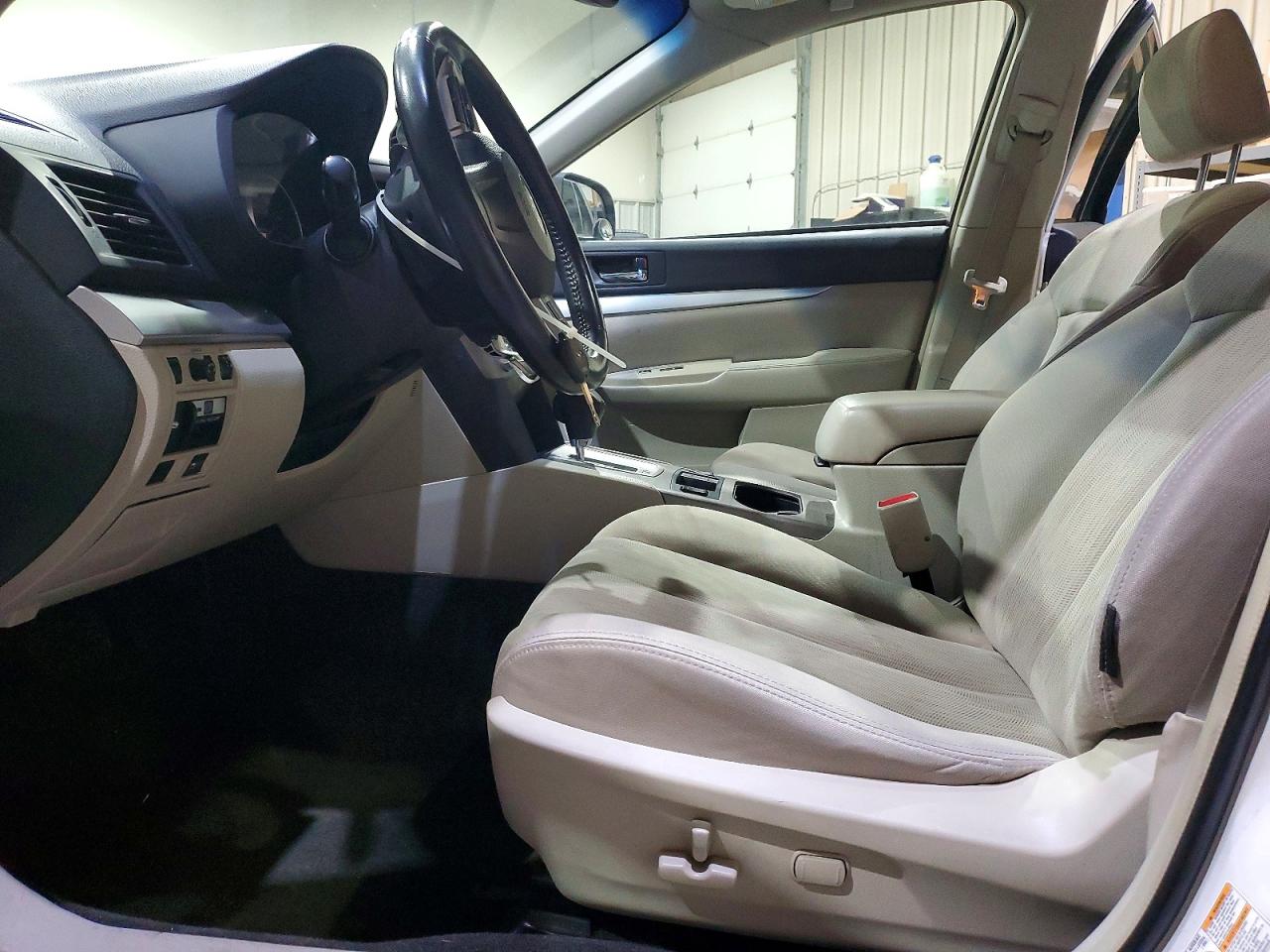 2014 Subaru Outback 2.5i Premium White vin: 4S4BRBDC2E3229411