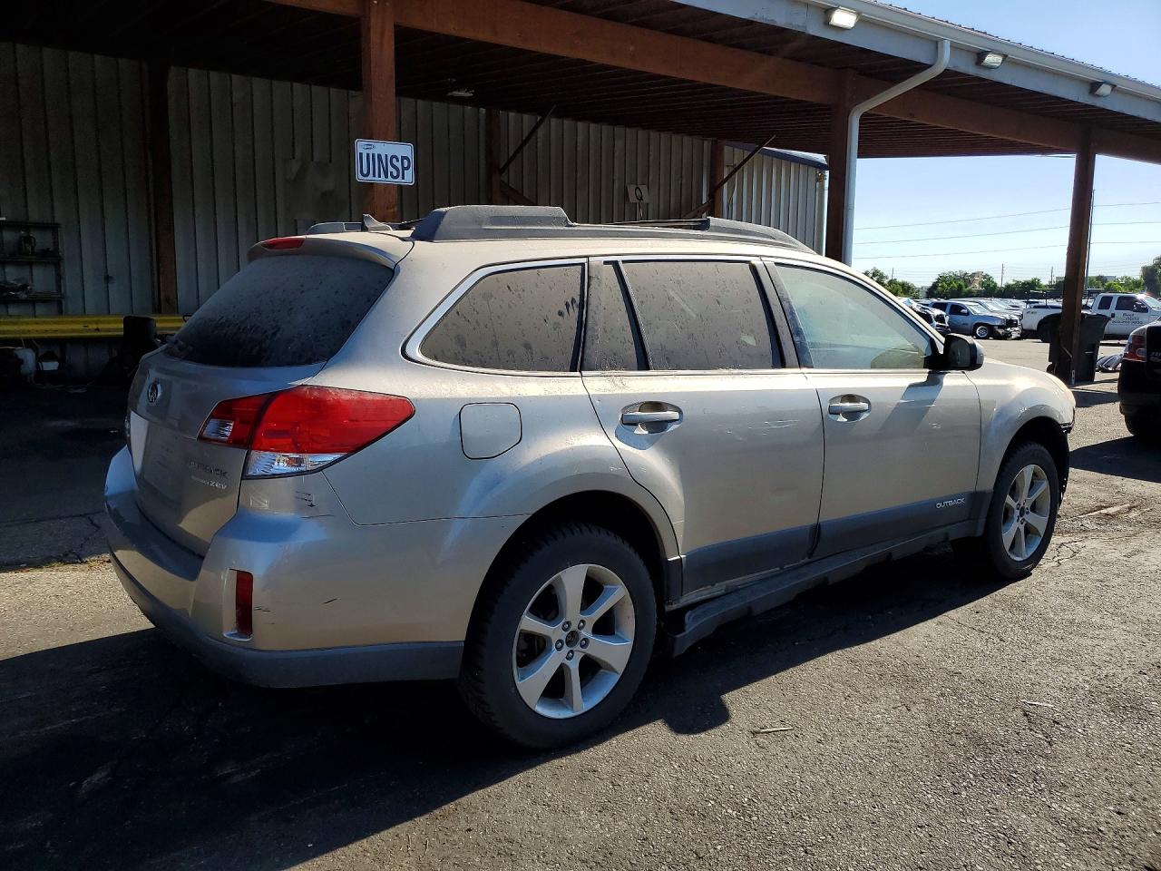2014 Subaru Outback Серебряный vin: 4S4BRBDC2E3240070
