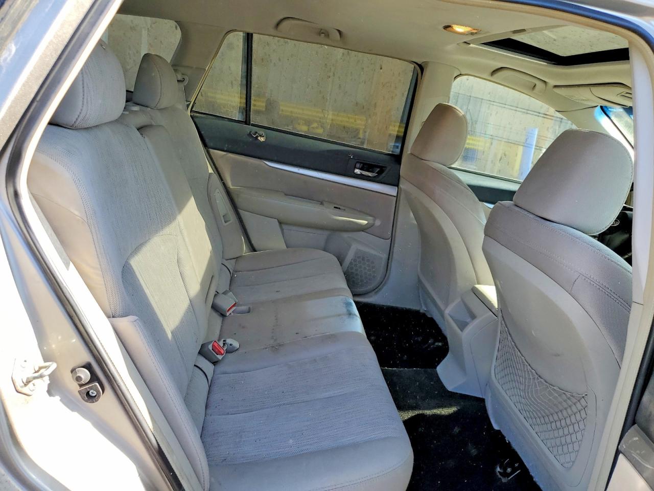 2014 Subaru Outback Серебряный vin: 4S4BRBDC2E3240070