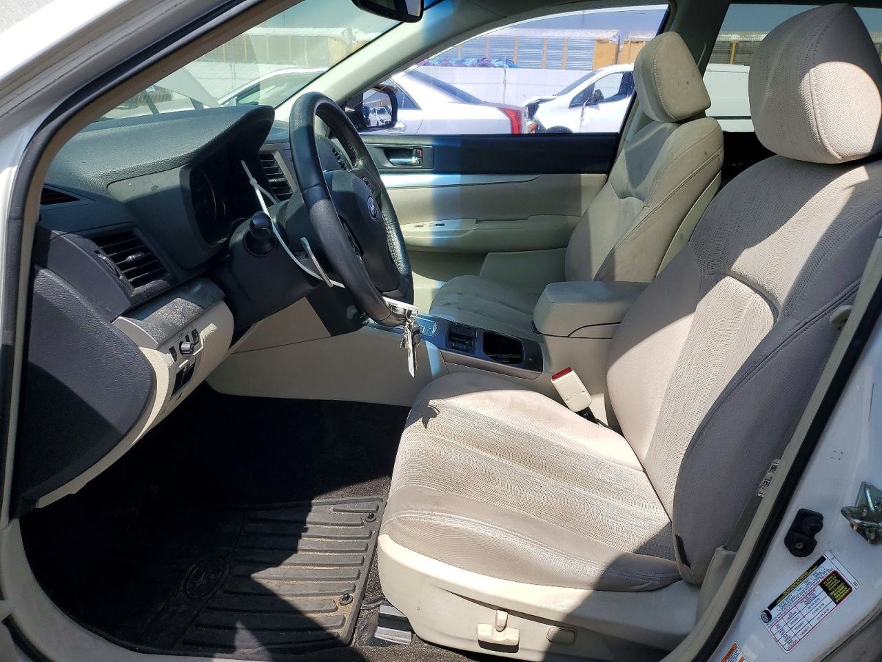 2014 Subaru Outback 2.5i Premium White vin: 4S4BRBDC7E3294058