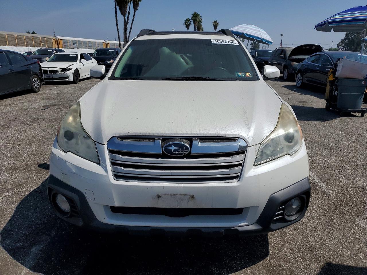 2014 Subaru Outback 2.5i Premium White vin: 4S4BRBDC7E3294058