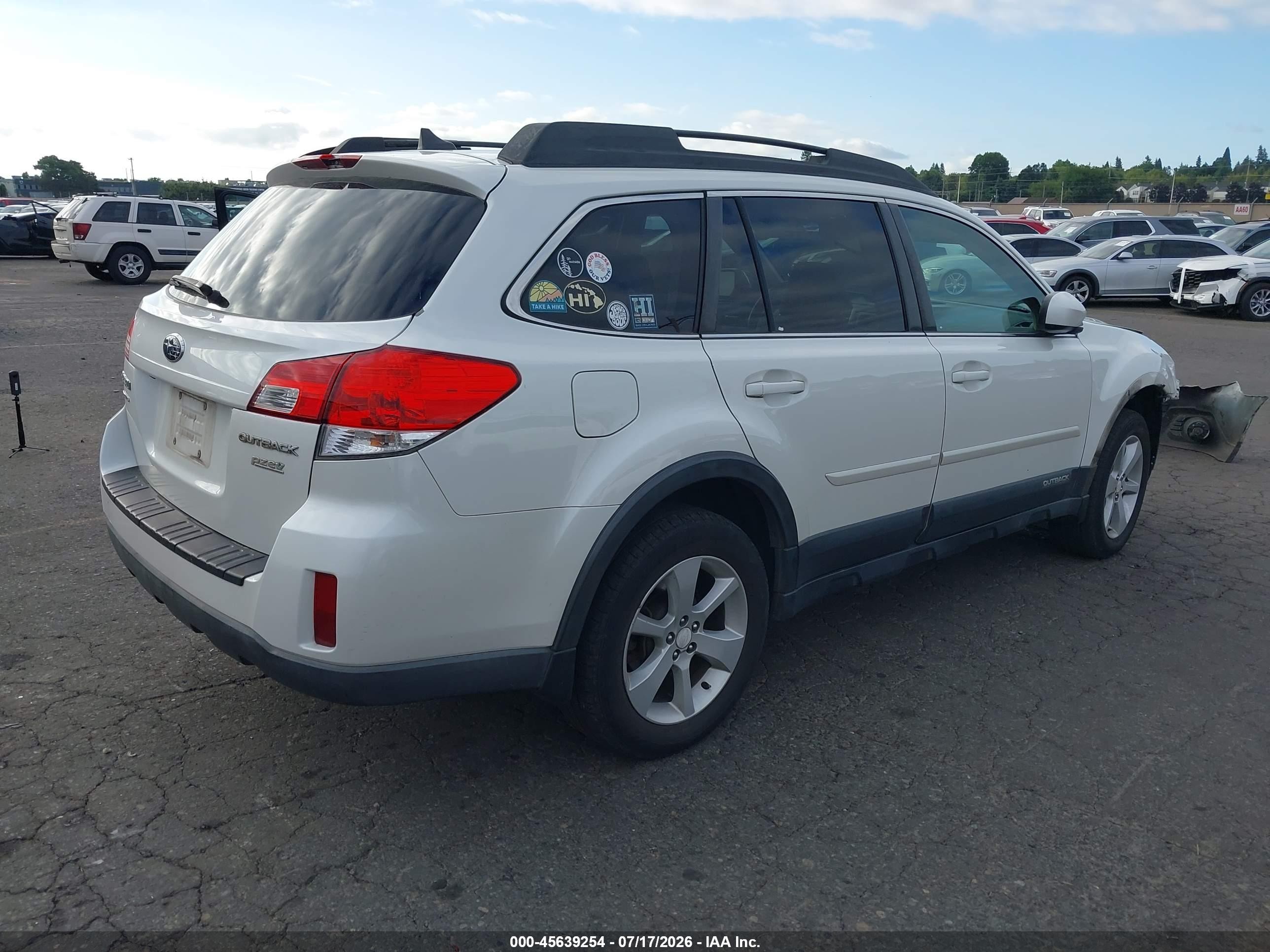 2014 Subaru Outback 2.5i Premium White vin: 4S4BRBDCXE3239815