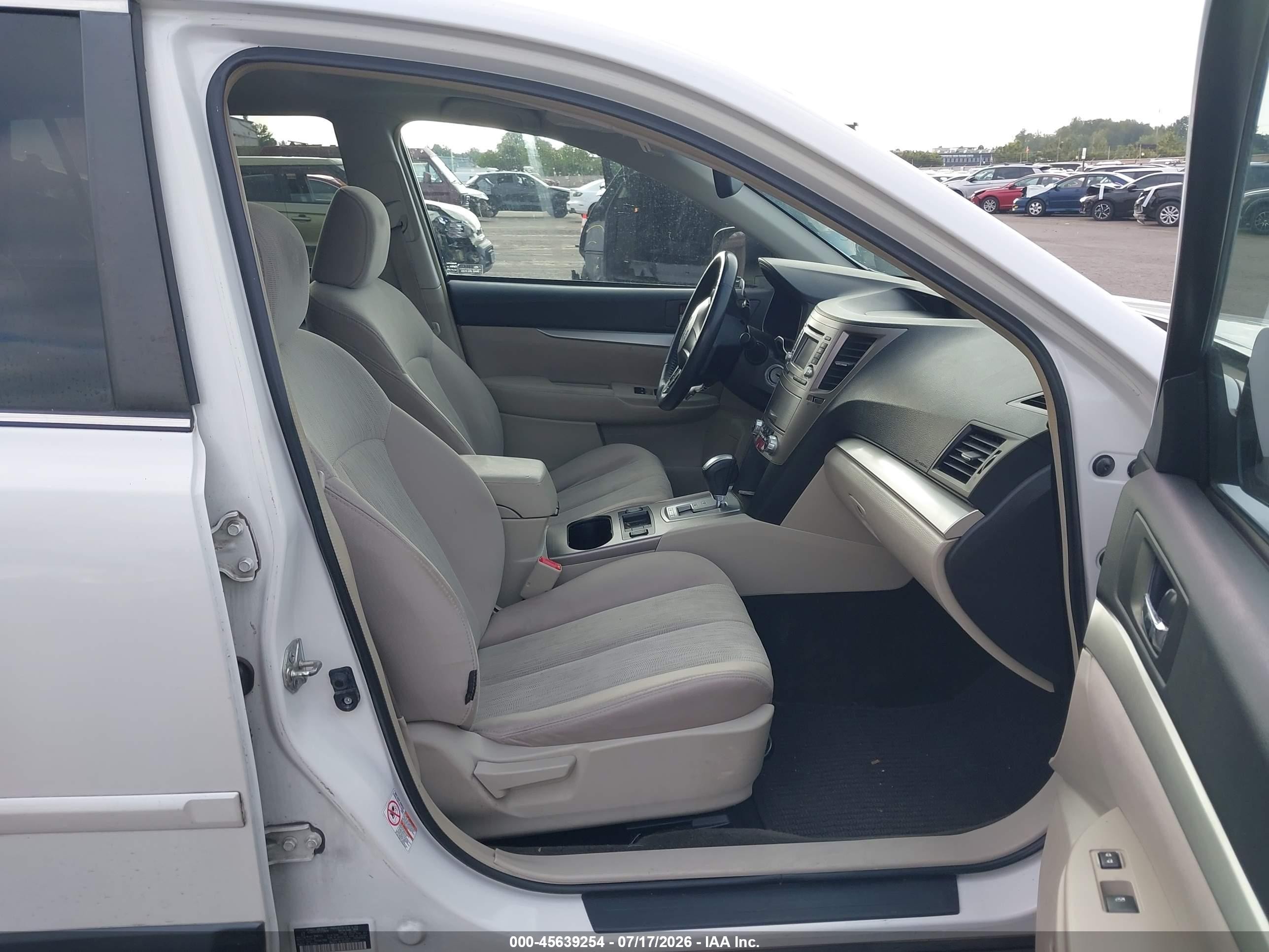 2014 Subaru Outback 2.5i Premium White vin: 4S4BRBDCXE3239815