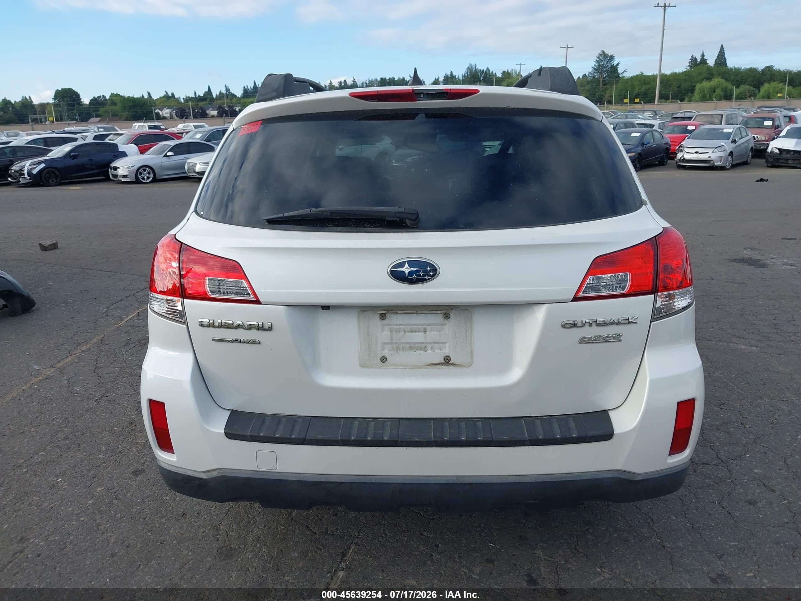 2014 Subaru Outback 2.5i Premium White vin: 4S4BRBDCXE3239815