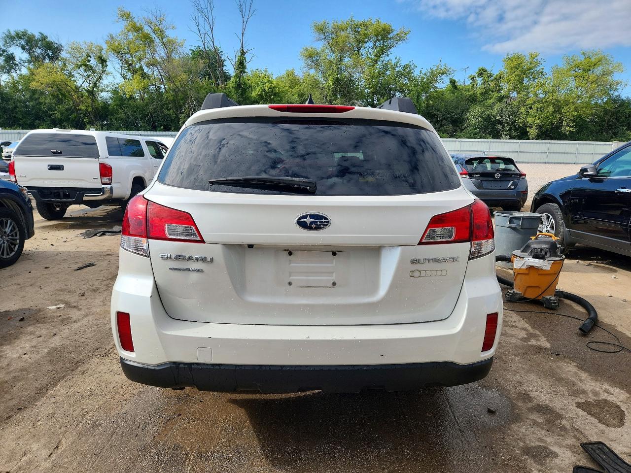 2014 Subaru Outback 2.5i Premium Белый vin: 4S4BRBECXE3201158