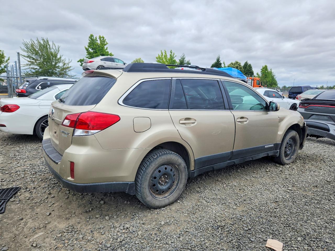 2010 Subaru Outback 2.5i Premium Cream vin: 4S4BRBFC2A3333954