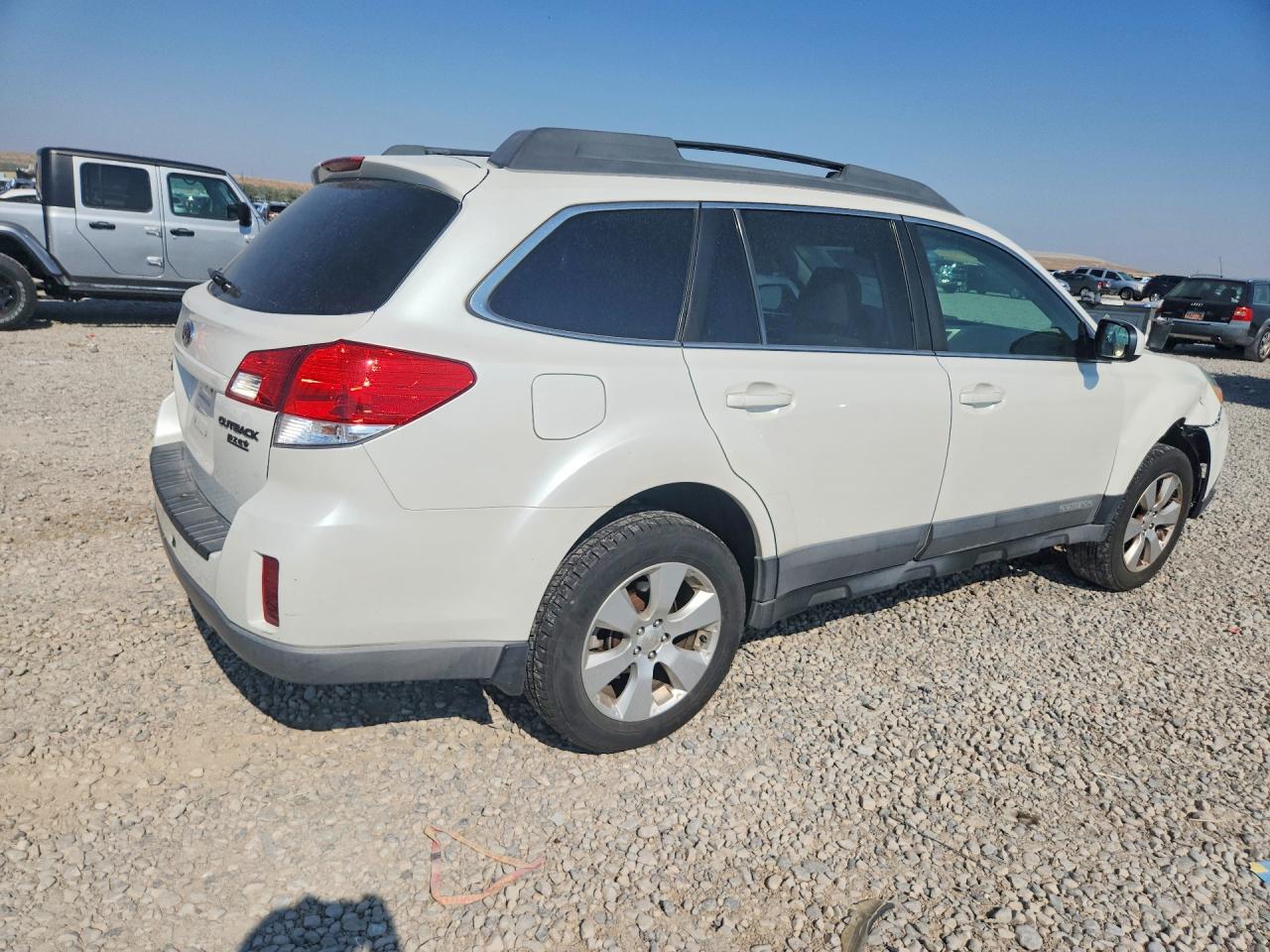 2010 Subaru Outback 2.5i Premium White vin: 4S4BRBFC5A3338517