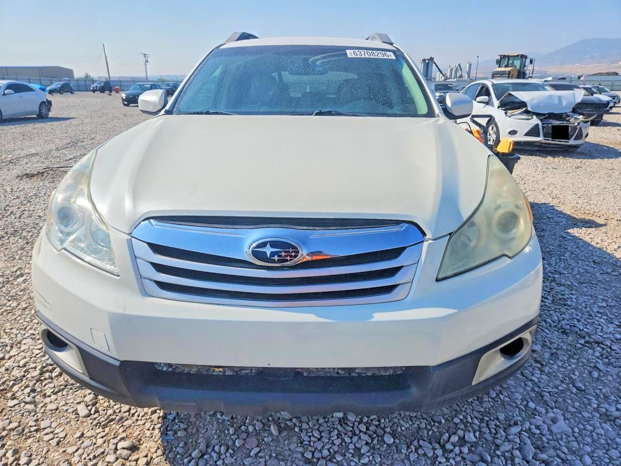 2010 Subaru Outback 2.5i Premium White vin: 4S4BRBFC5A3338517