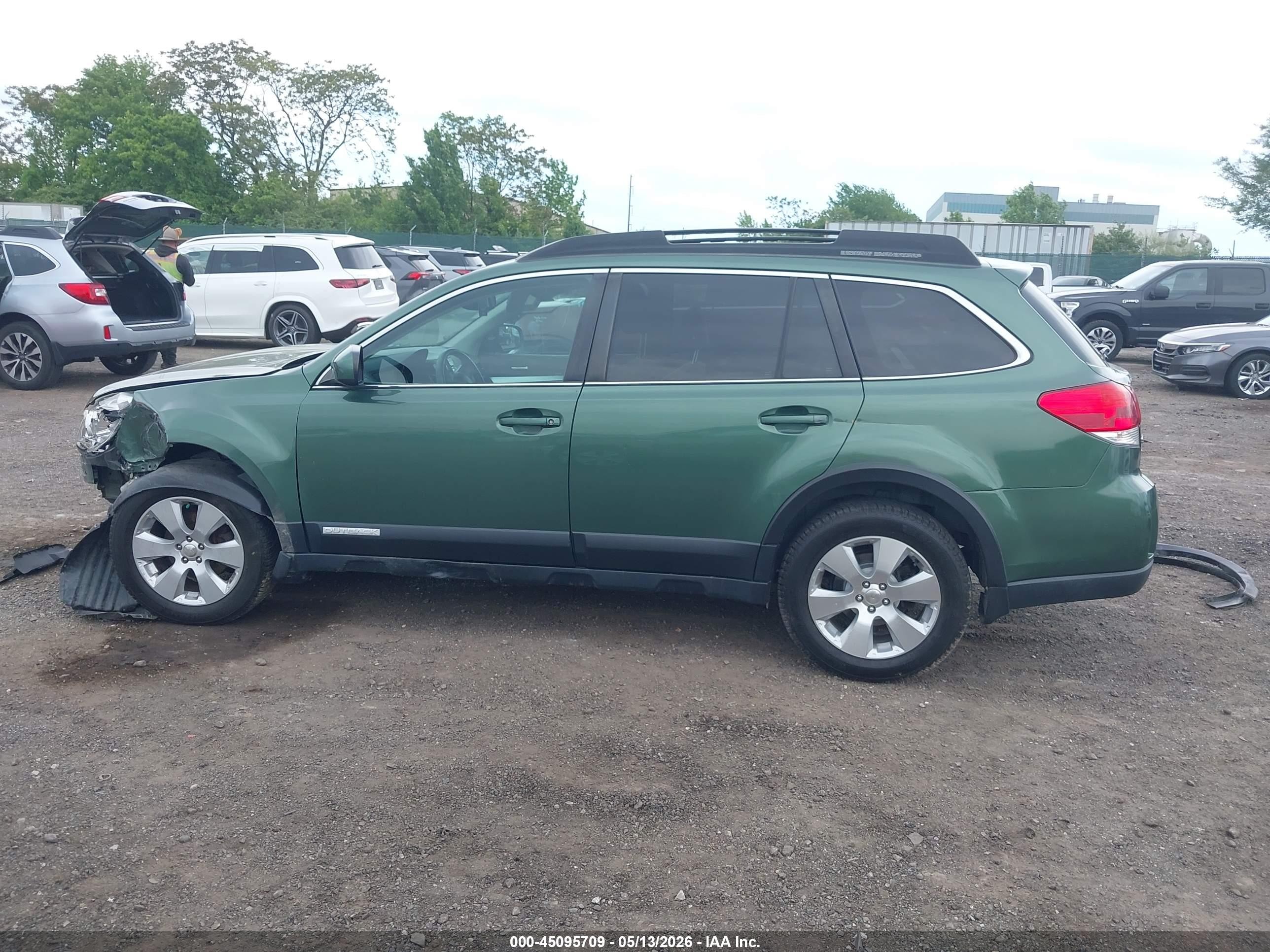 2010 Subaru Outback 2.5i Premium Зеленый vin: 4S4BRBFC6A1365026