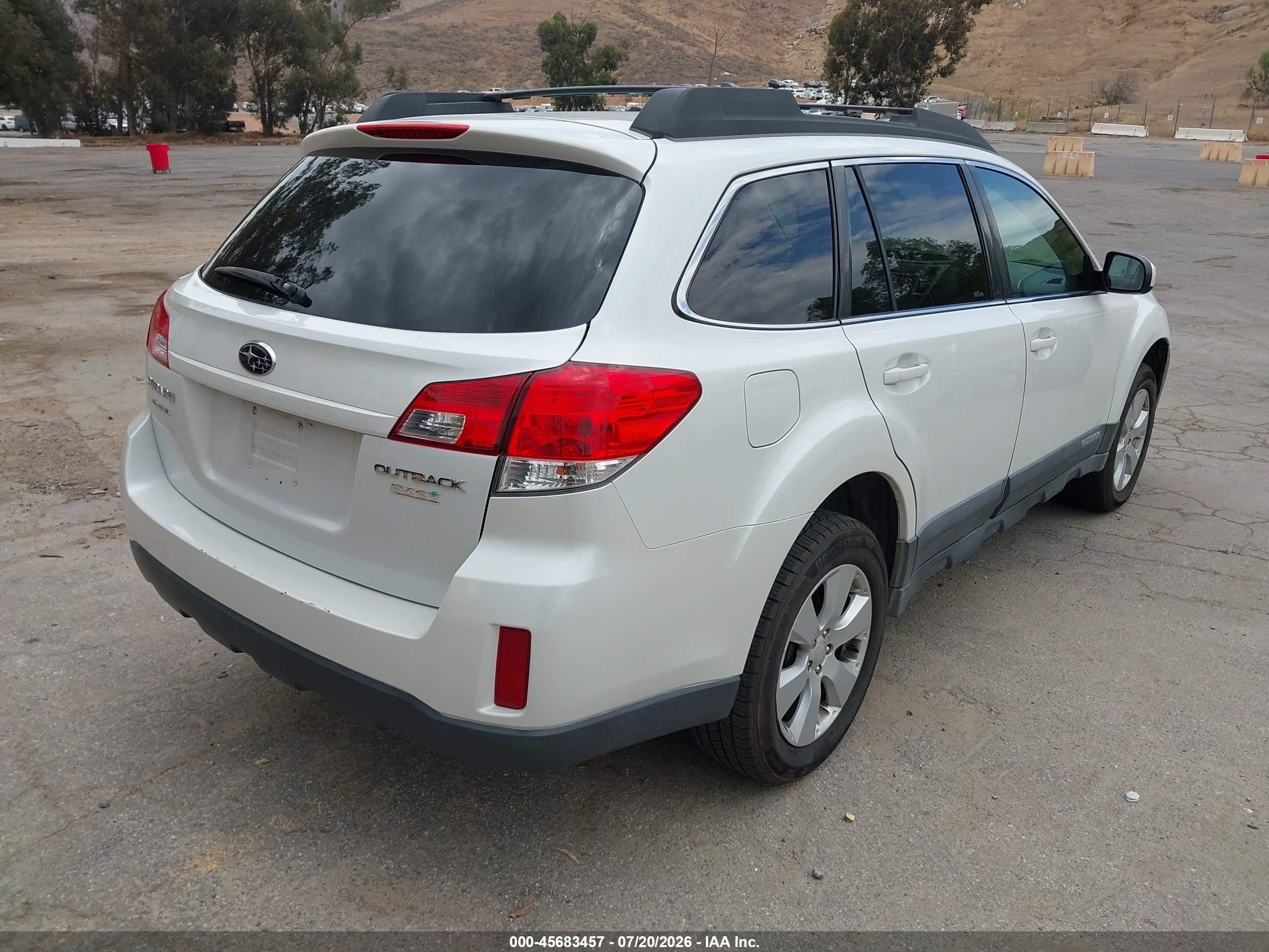 2010 Subaru Outback 2.5i Premium White vin: 4S4BRBFC9A3356468