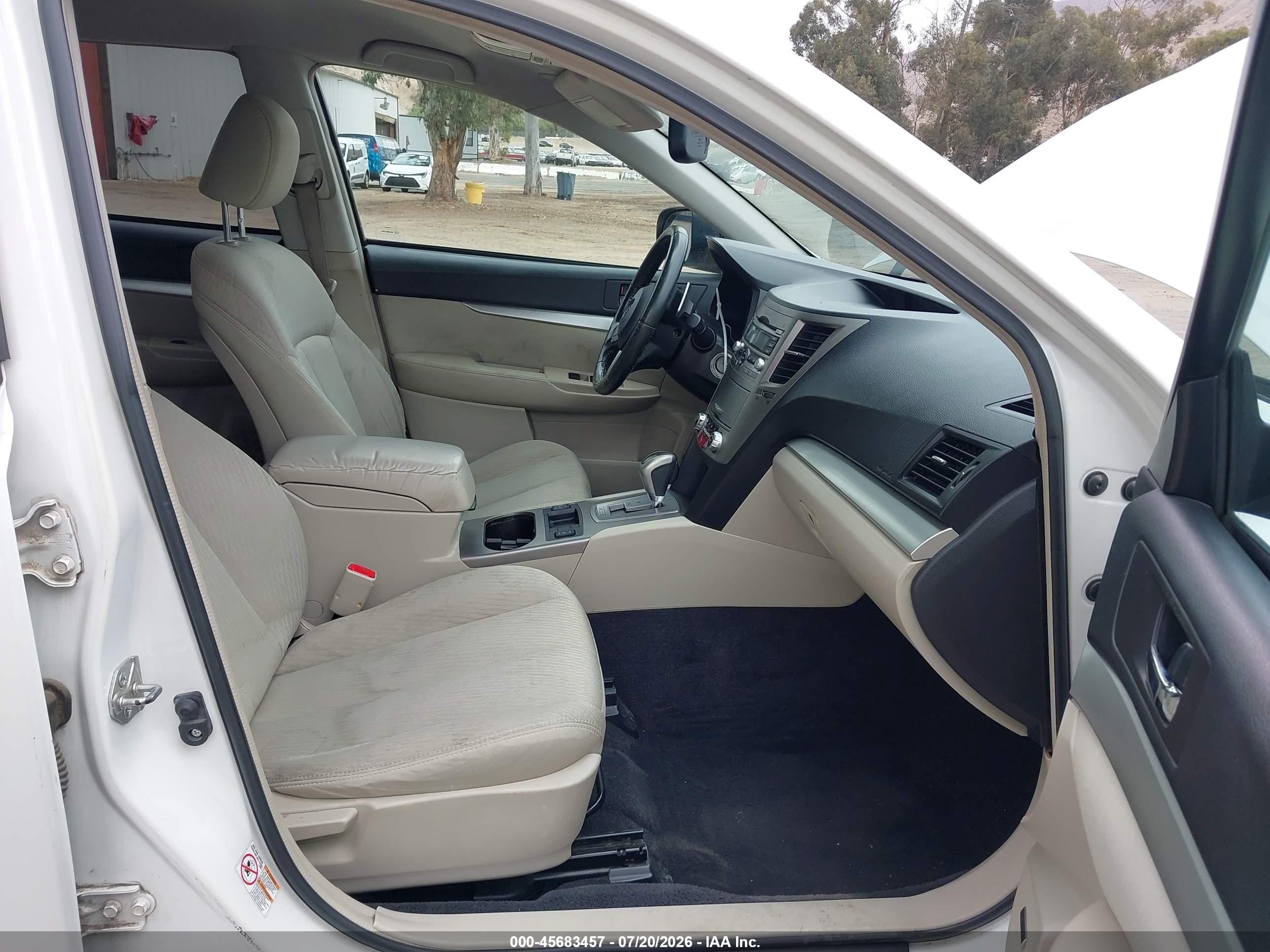 2010 Subaru Outback 2.5i Premium White vin: 4S4BRBFC9A3356468