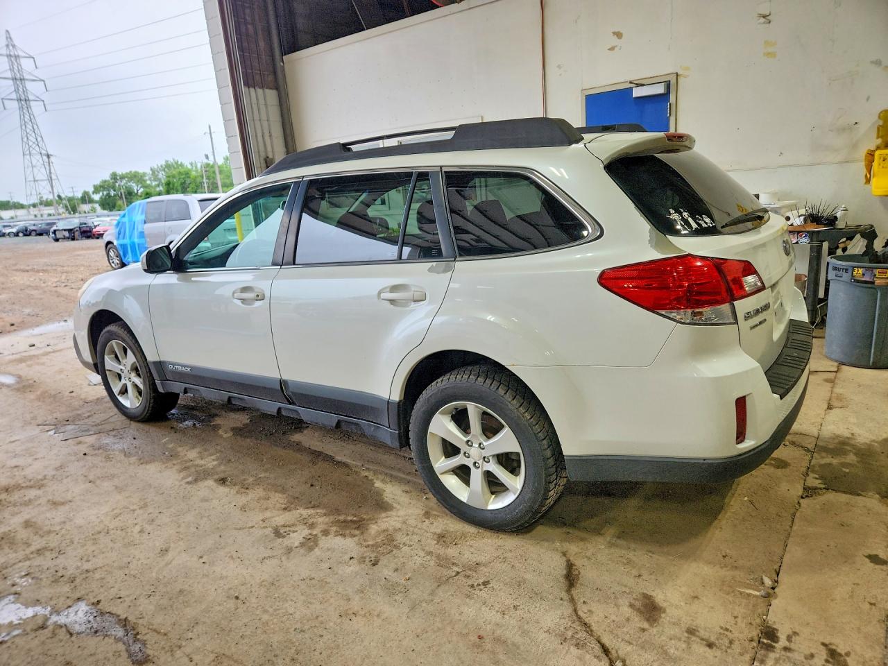 2013 Subaru Outback Premium +m White vin: 4S4BRBGC1D3299993