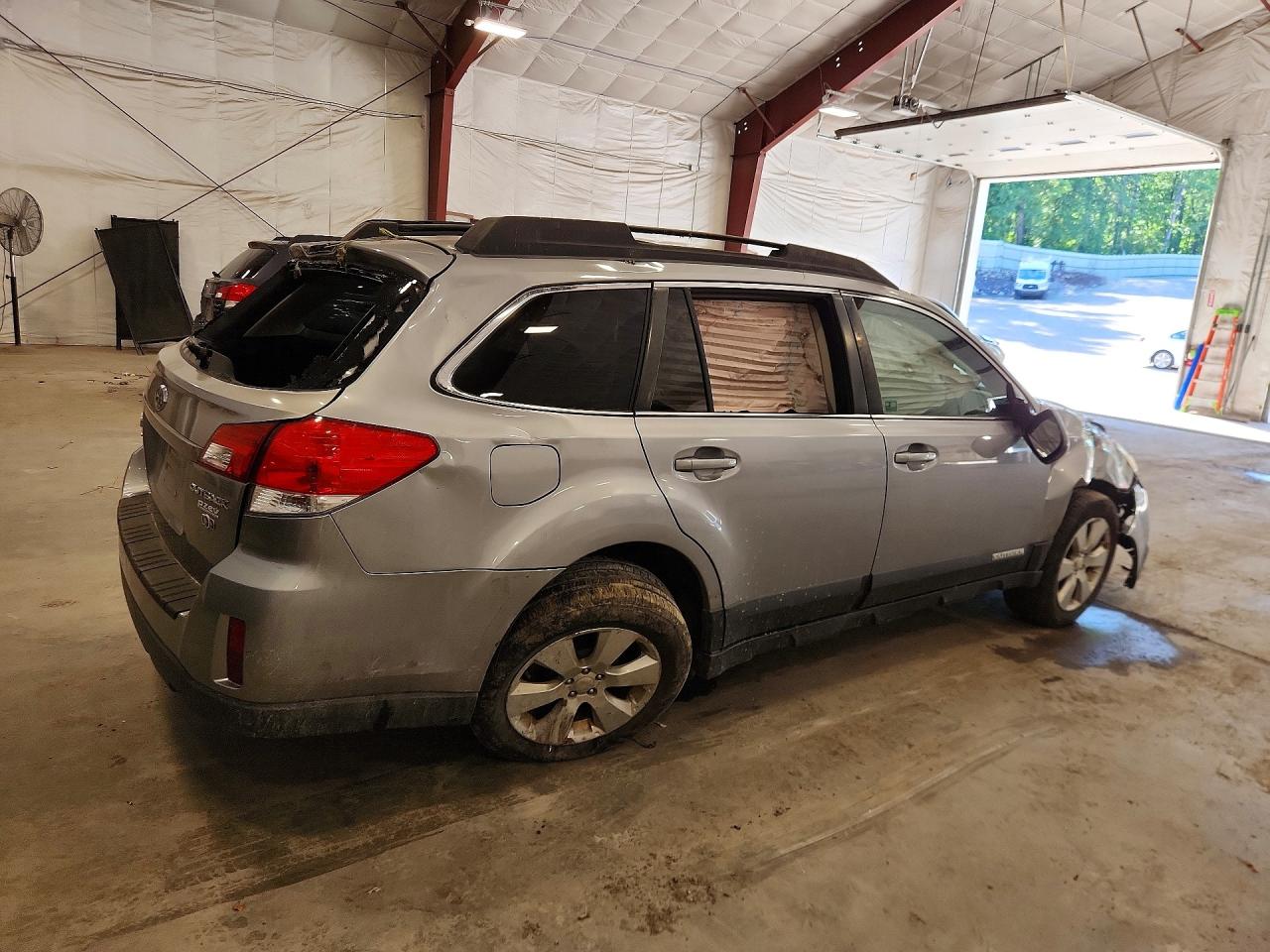 2010 Subaru Outback 2.5i Premium Silver vin: 4S4BRBGC2A3370520
