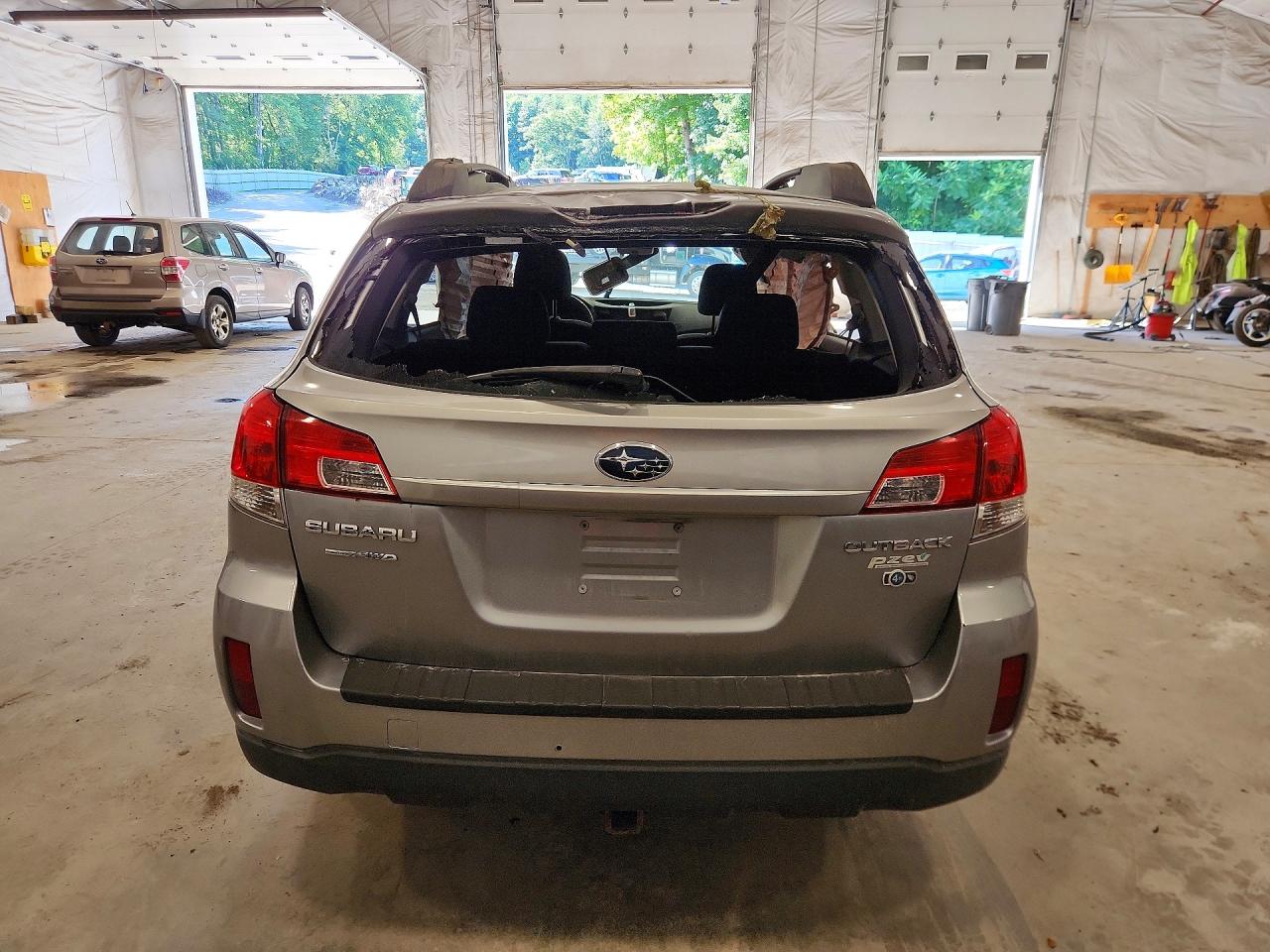 2010 Subaru Outback 2.5i Premium Silver vin: 4S4BRBGC2A3370520