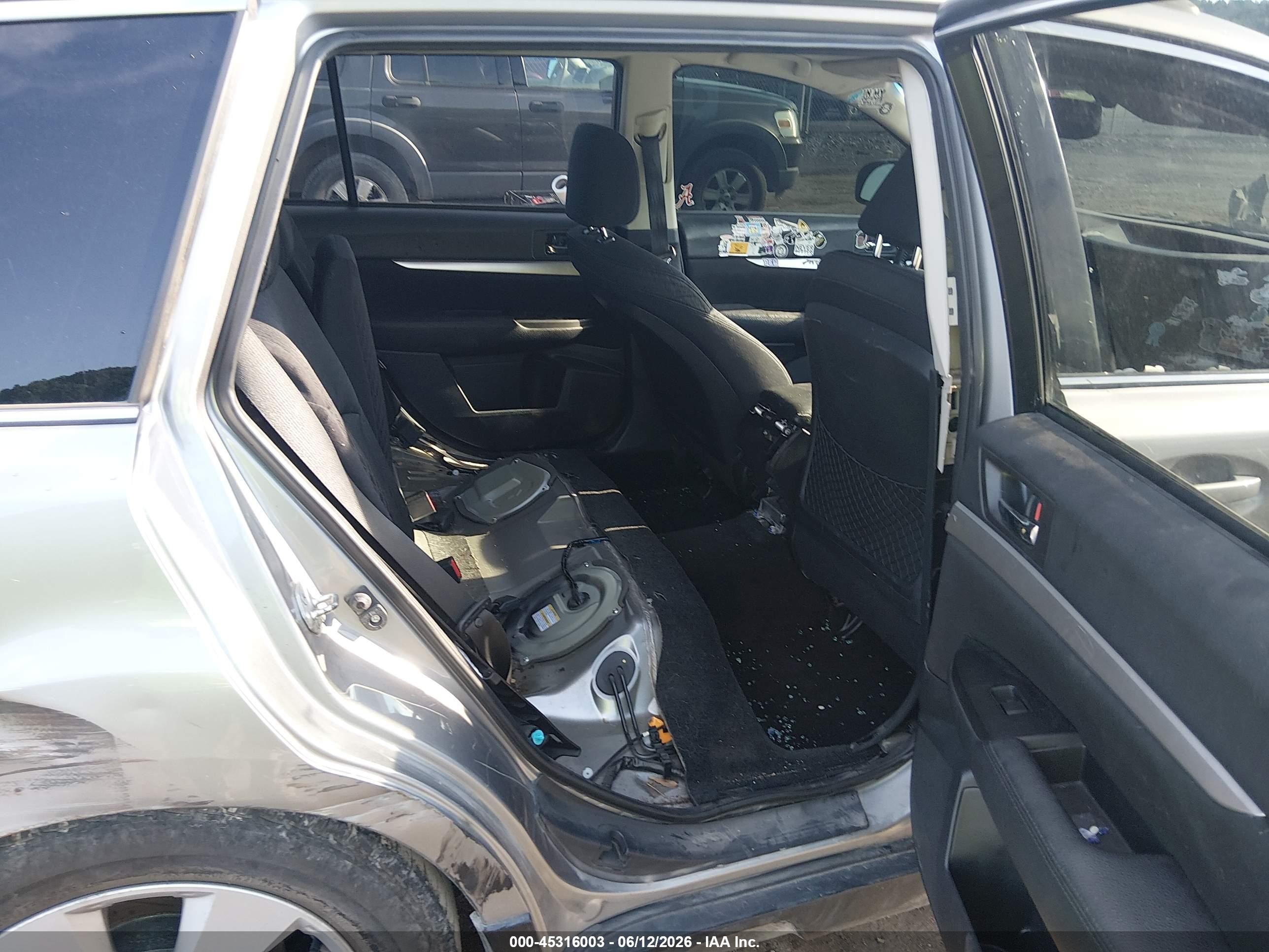 2011 Subaru Outback 2.5i Premium Silver vin: 4S4BRBGC3B3318590