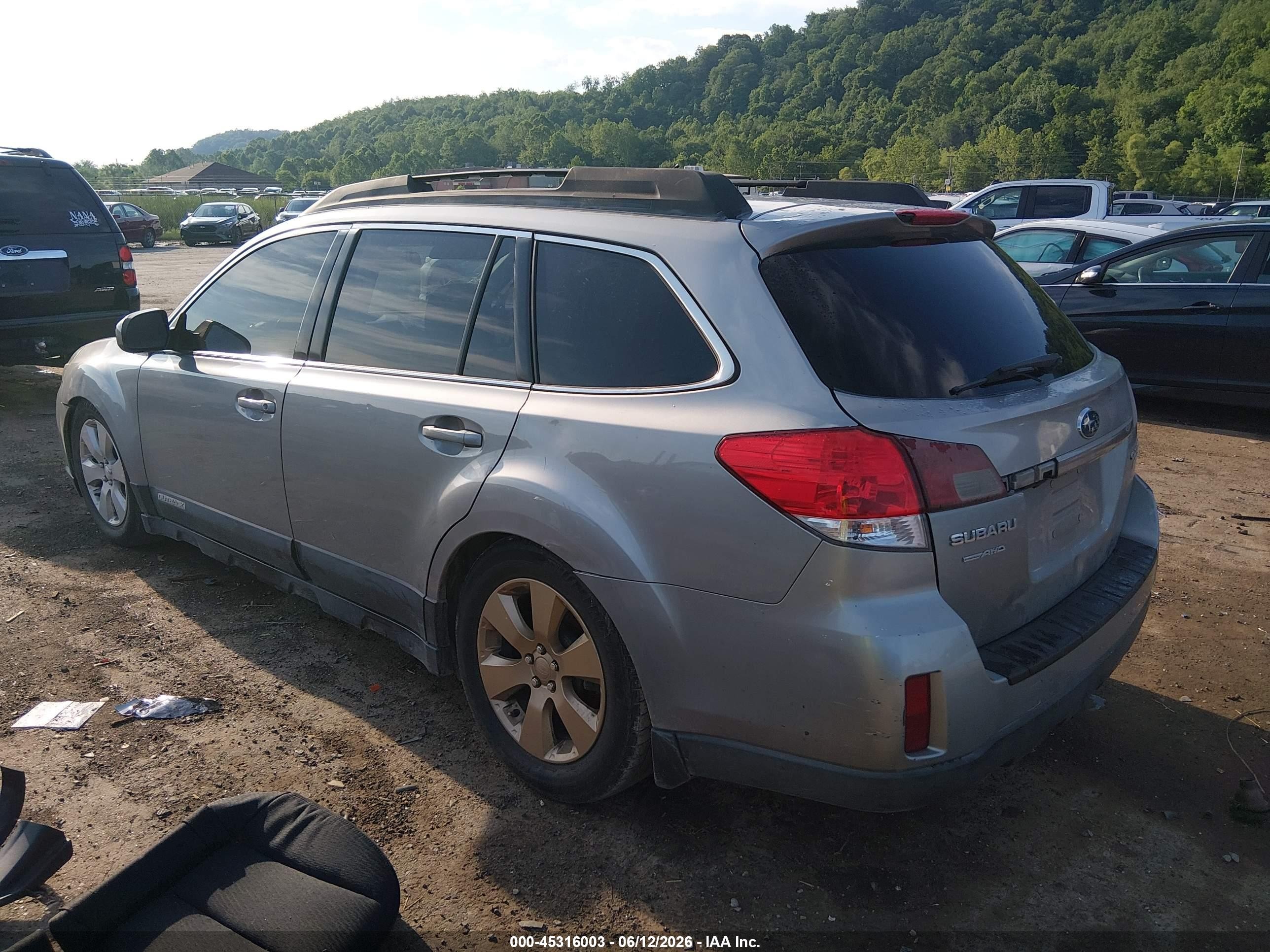 2011 Subaru Outback 2.5i Premium Silver vin: 4S4BRBGC3B3318590