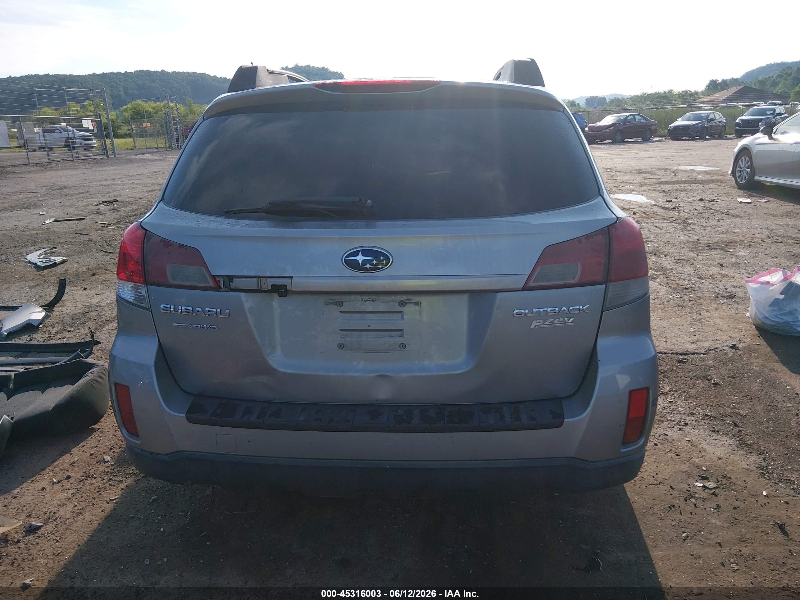 2011 Subaru Outback 2.5i Premium Silver vin: 4S4BRBGC3B3318590