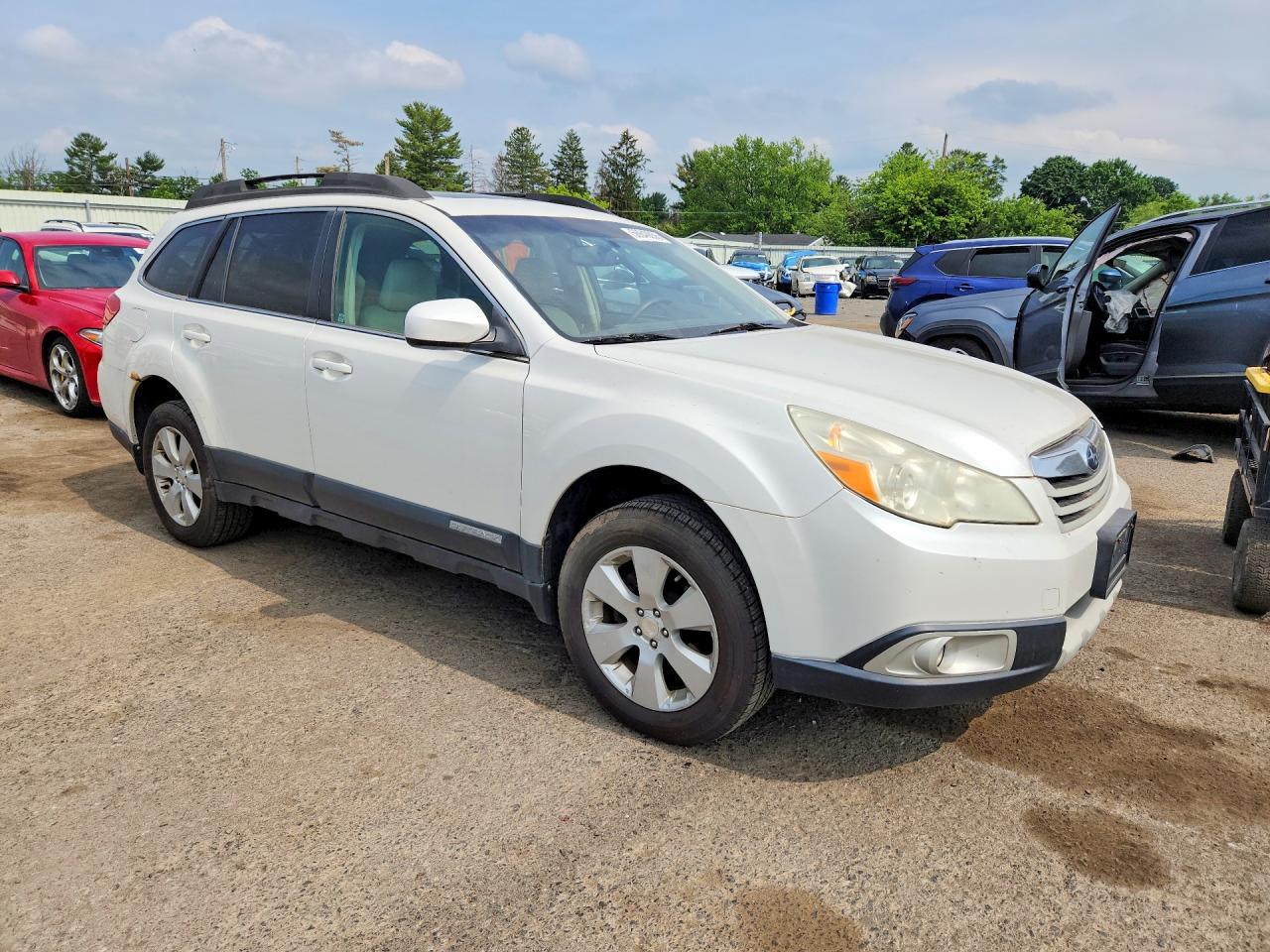 2011 Subaru Outback 2.5i Premium Белый vin: 4S4BRBGC4B1395240
