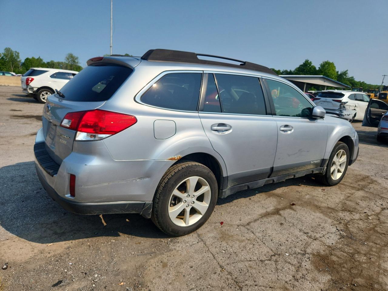 2013 Subaru Outback 2.5i Premium Silver vin: 4S4BRBGC4D3226777