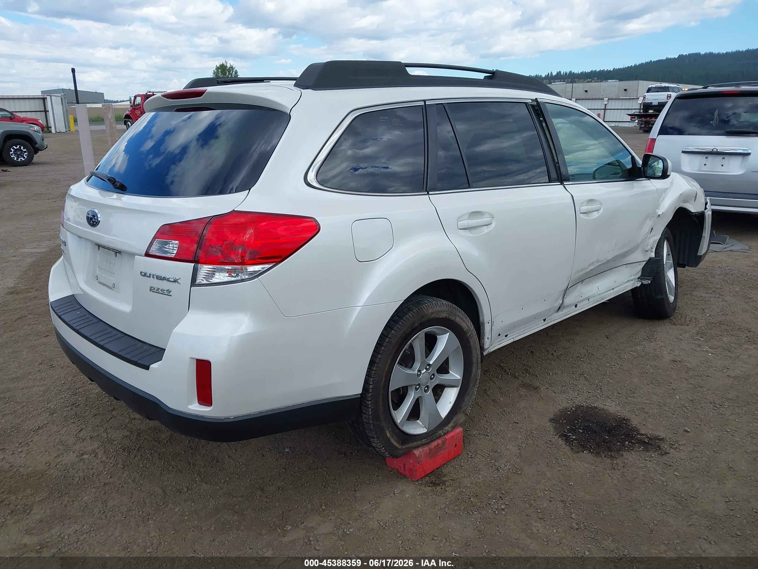 2013 Subaru Outback 2.5i Premium White vin: 4S4BRBGC4D3233275