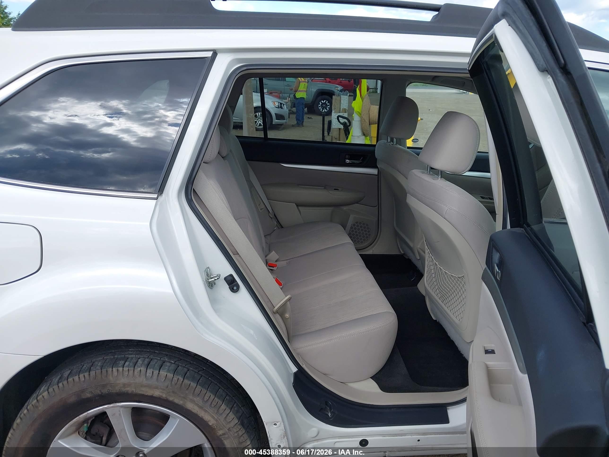 2013 Subaru Outback 2.5i Premium White vin: 4S4BRBGC4D3233275