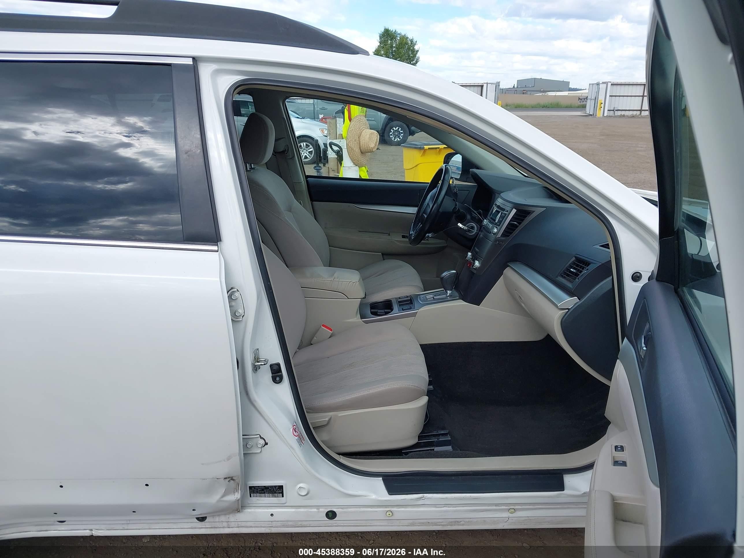 2013 Subaru Outback 2.5i Premium White vin: 4S4BRBGC4D3233275