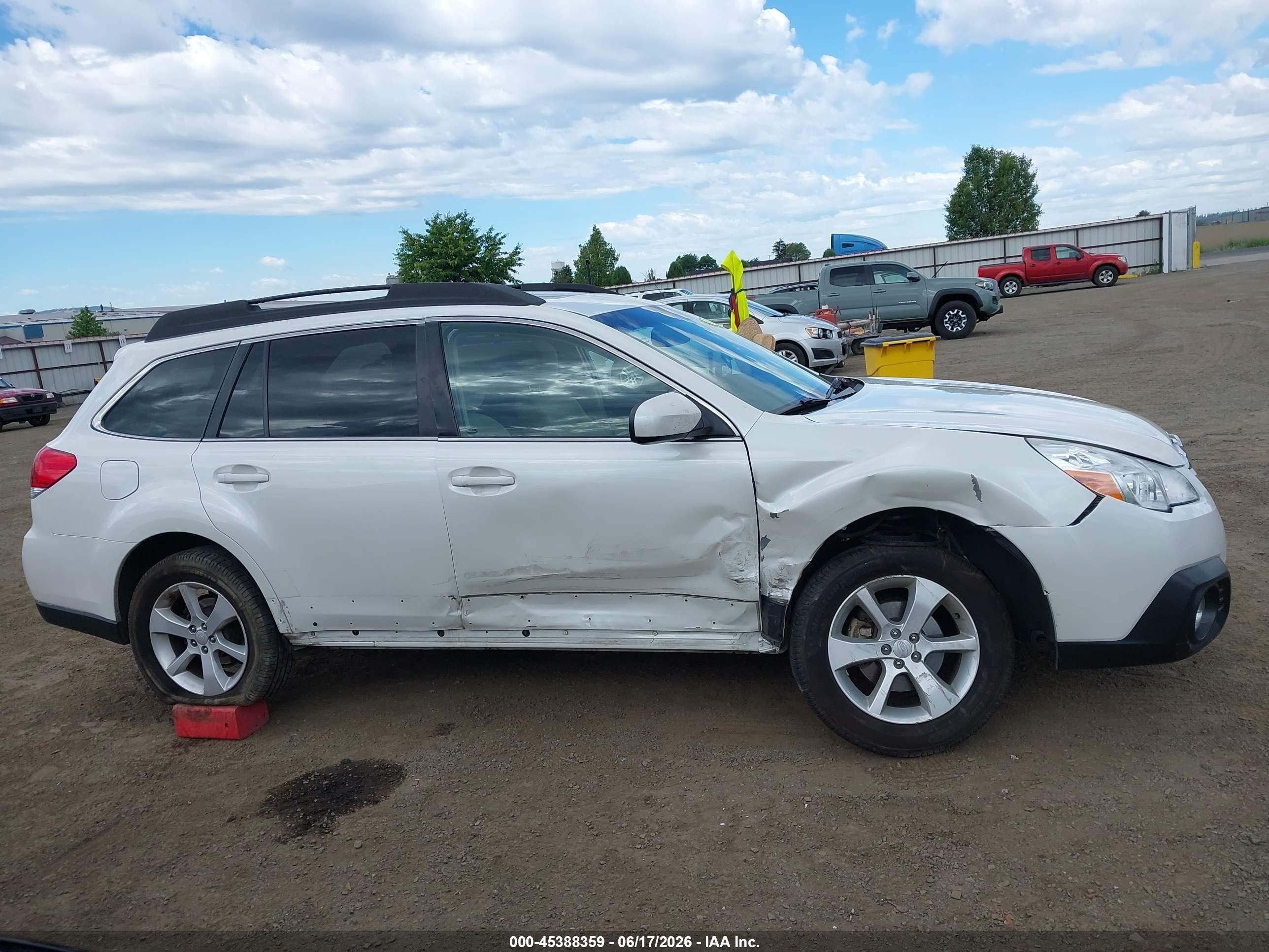 2013 Subaru Outback 2.5i Premium White vin: 4S4BRBGC4D3233275