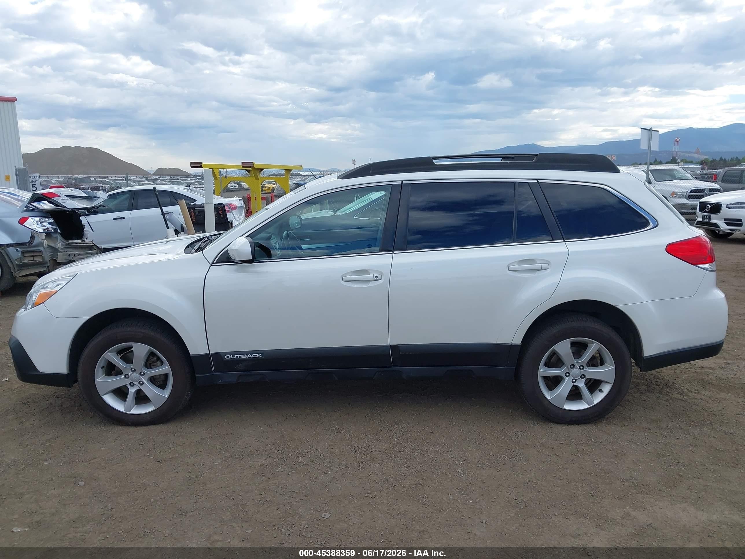 2013 Subaru Outback 2.5i Premium White vin: 4S4BRBGC4D3233275