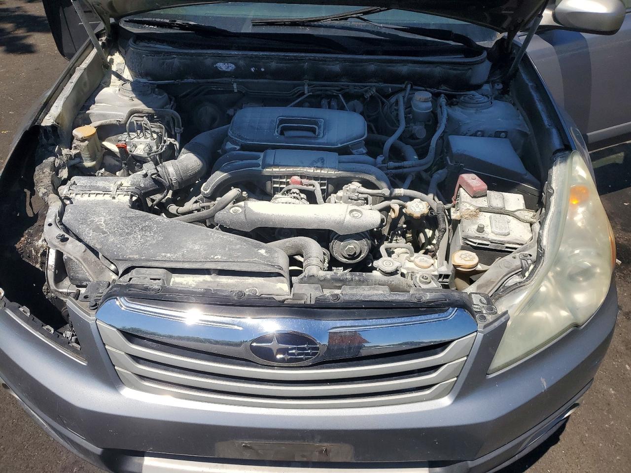 2010 Subaru Outback 2.5i Premium Серебряный vin: 4S4BRBGC6A3317092