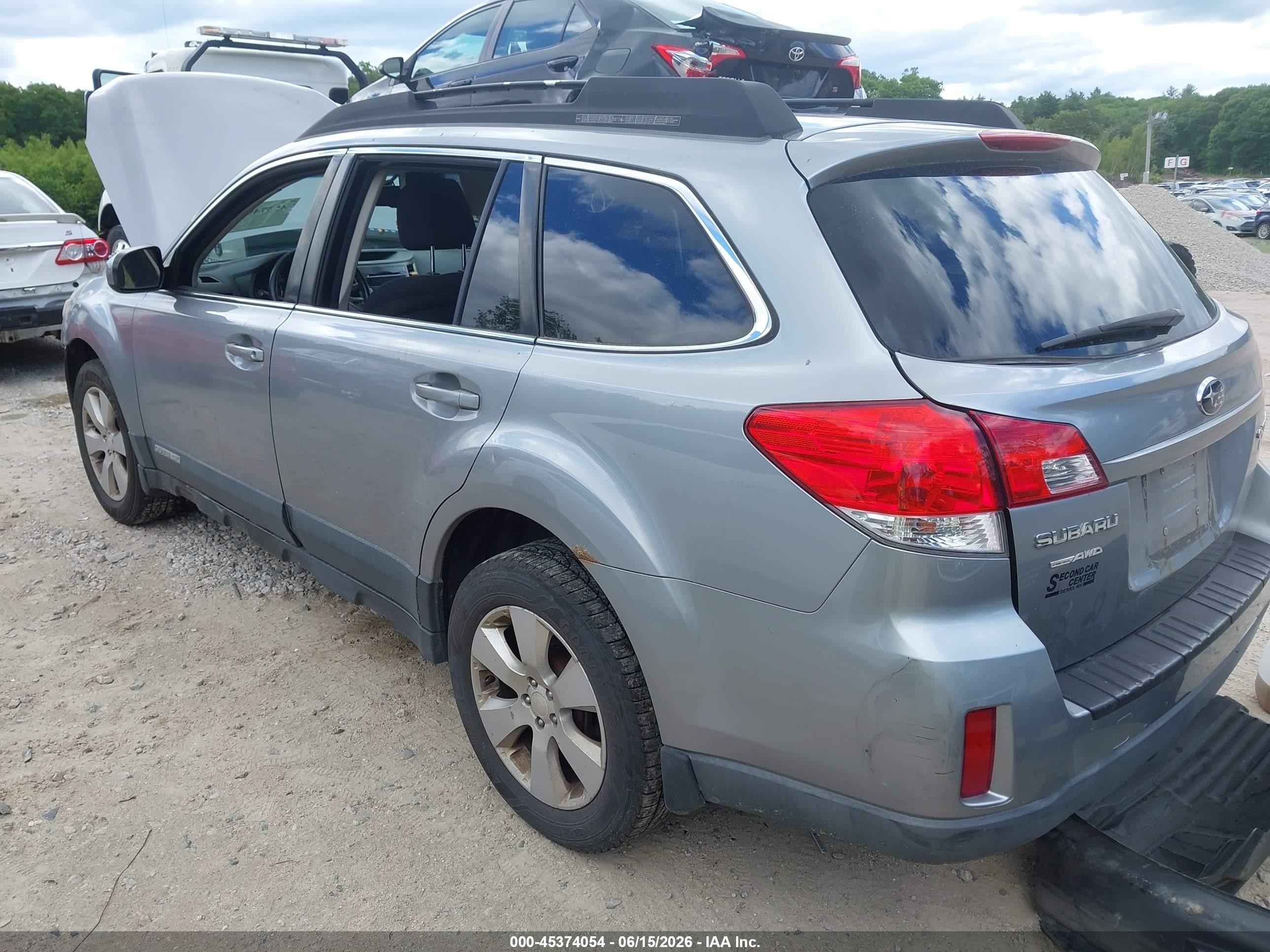 2010 Subaru Outback 2.5i Premium Silver vin: 4S4BRBGC7A3379357