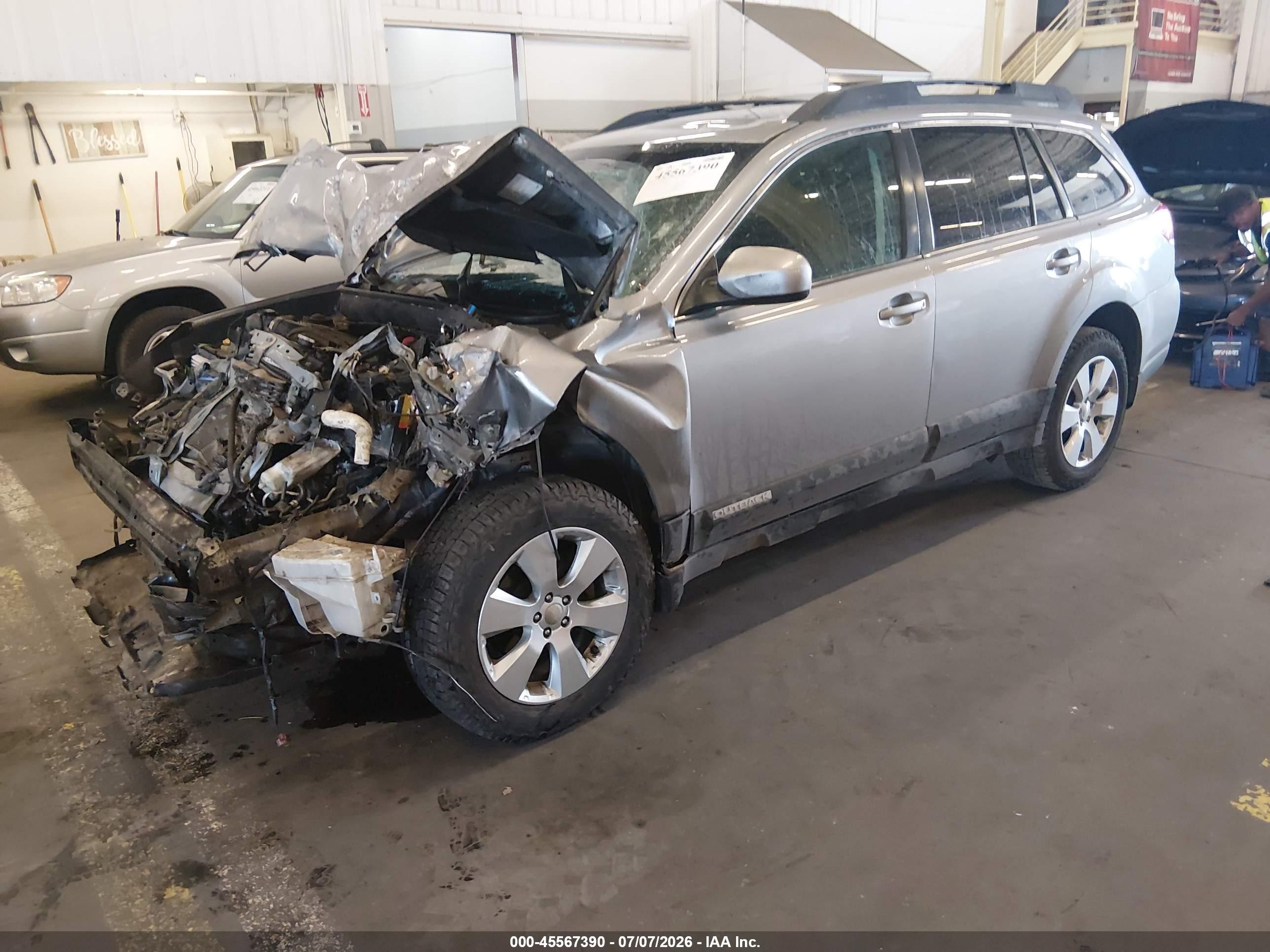 2010 Subaru Outback 2.5i Premium Серебряный vin: 4S4BRBGC7A3381612