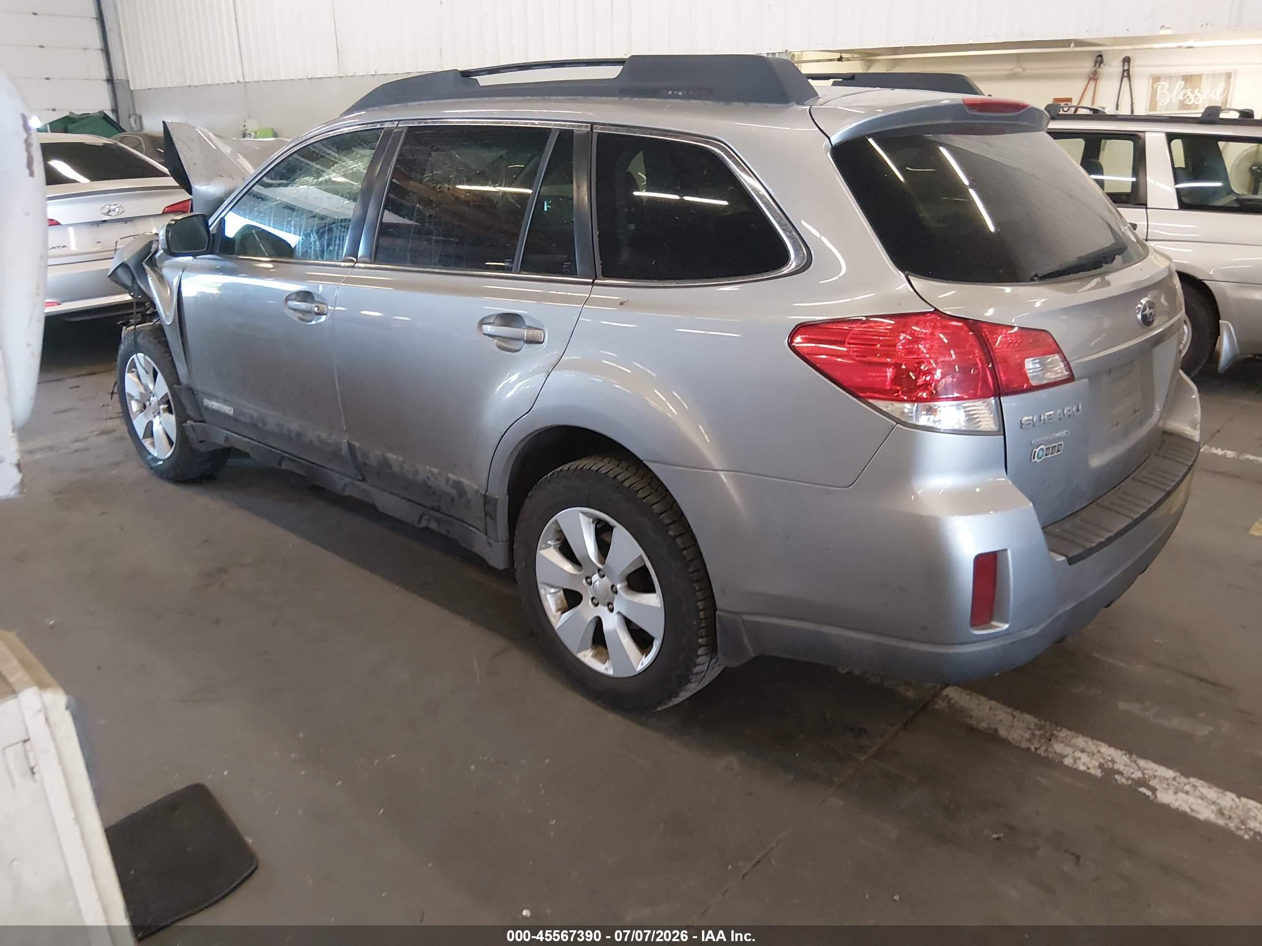 2010 Subaru Outback 2.5i Premium Серебряный vin: 4S4BRBGC7A3381612