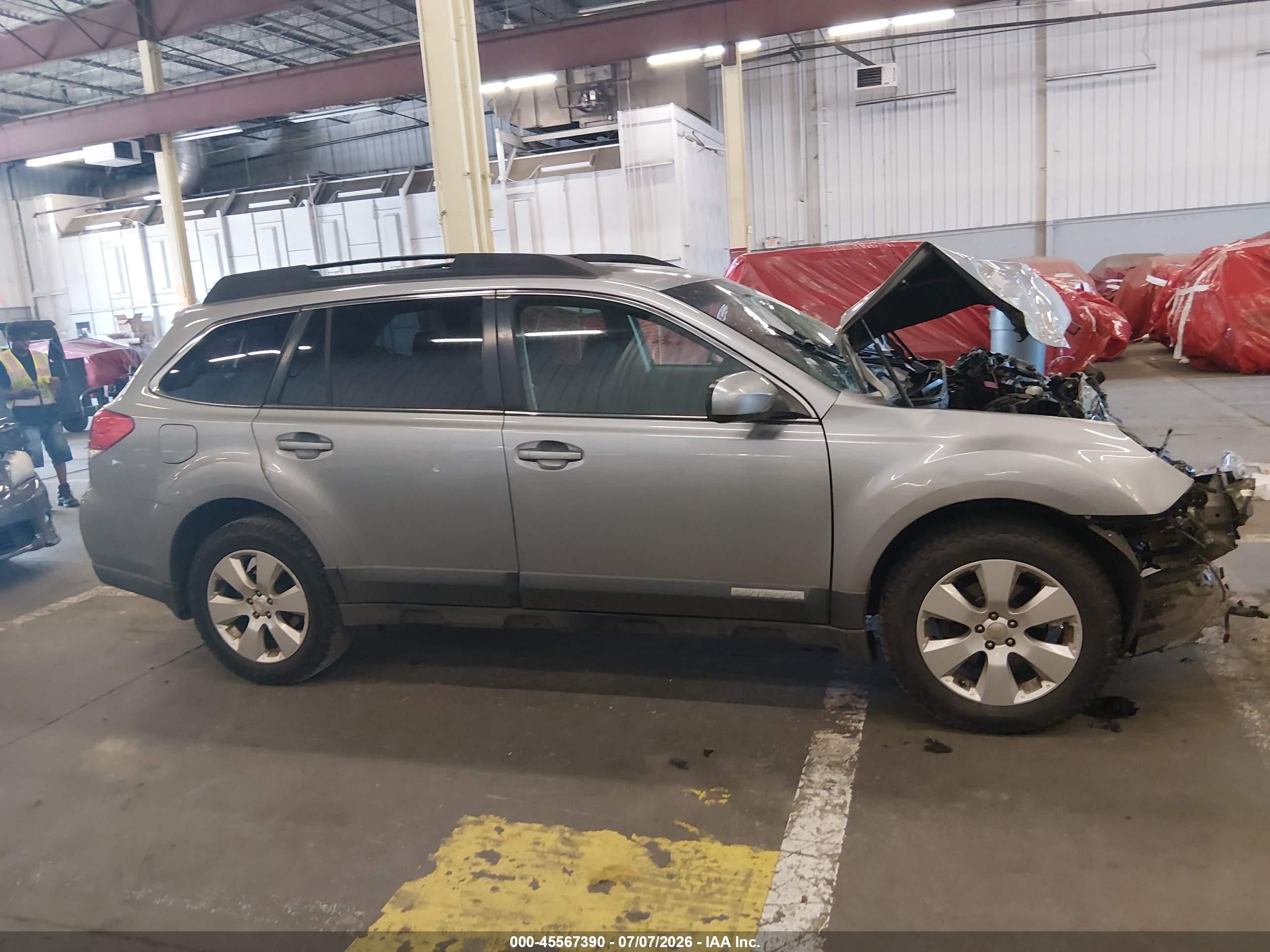 2010 Subaru Outback 2.5i Premium Серебряный vin: 4S4BRBGC7A3381612