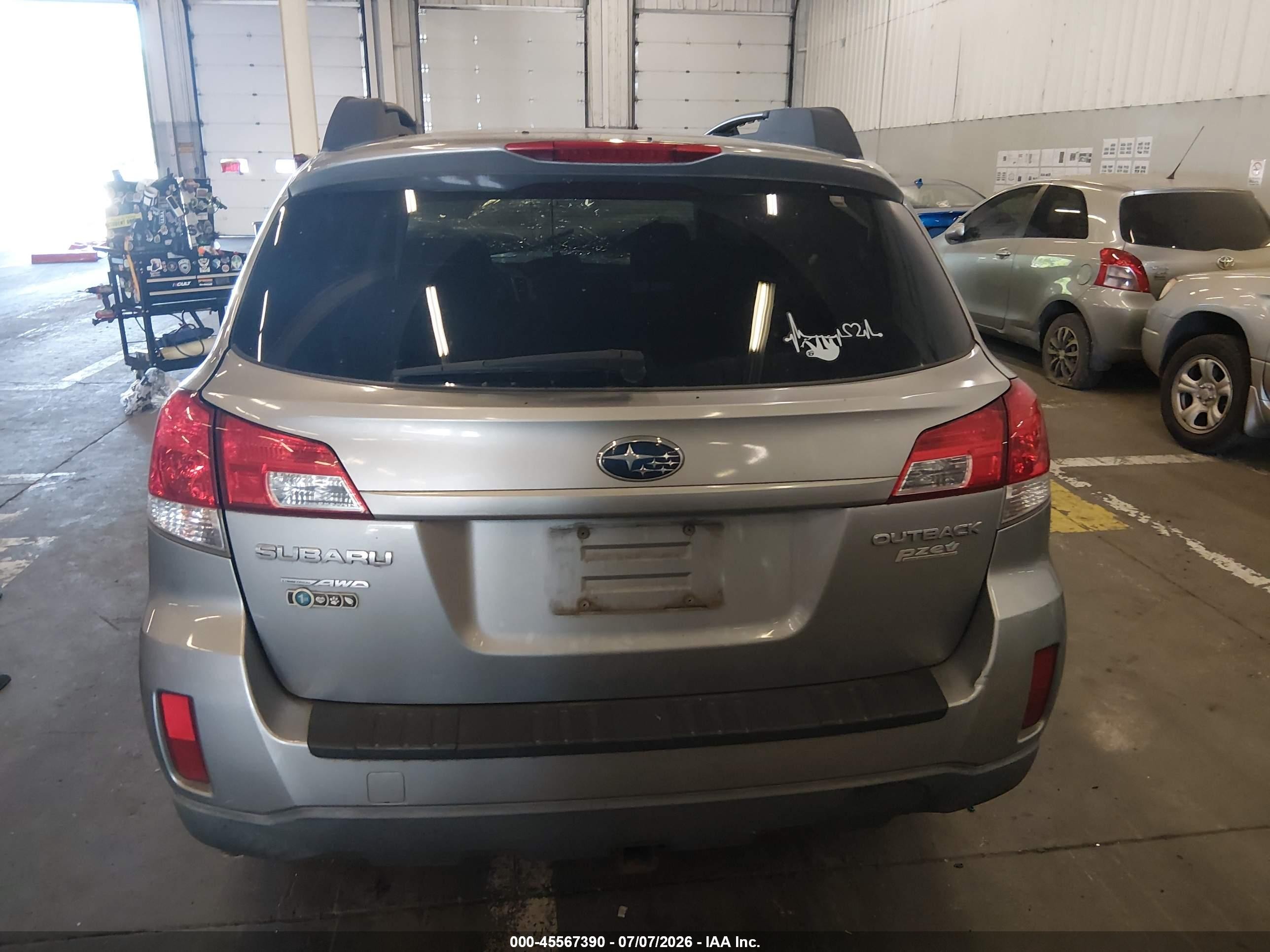 2010 Subaru Outback 2.5i Premium Серебряный vin: 4S4BRBGC7A3381612