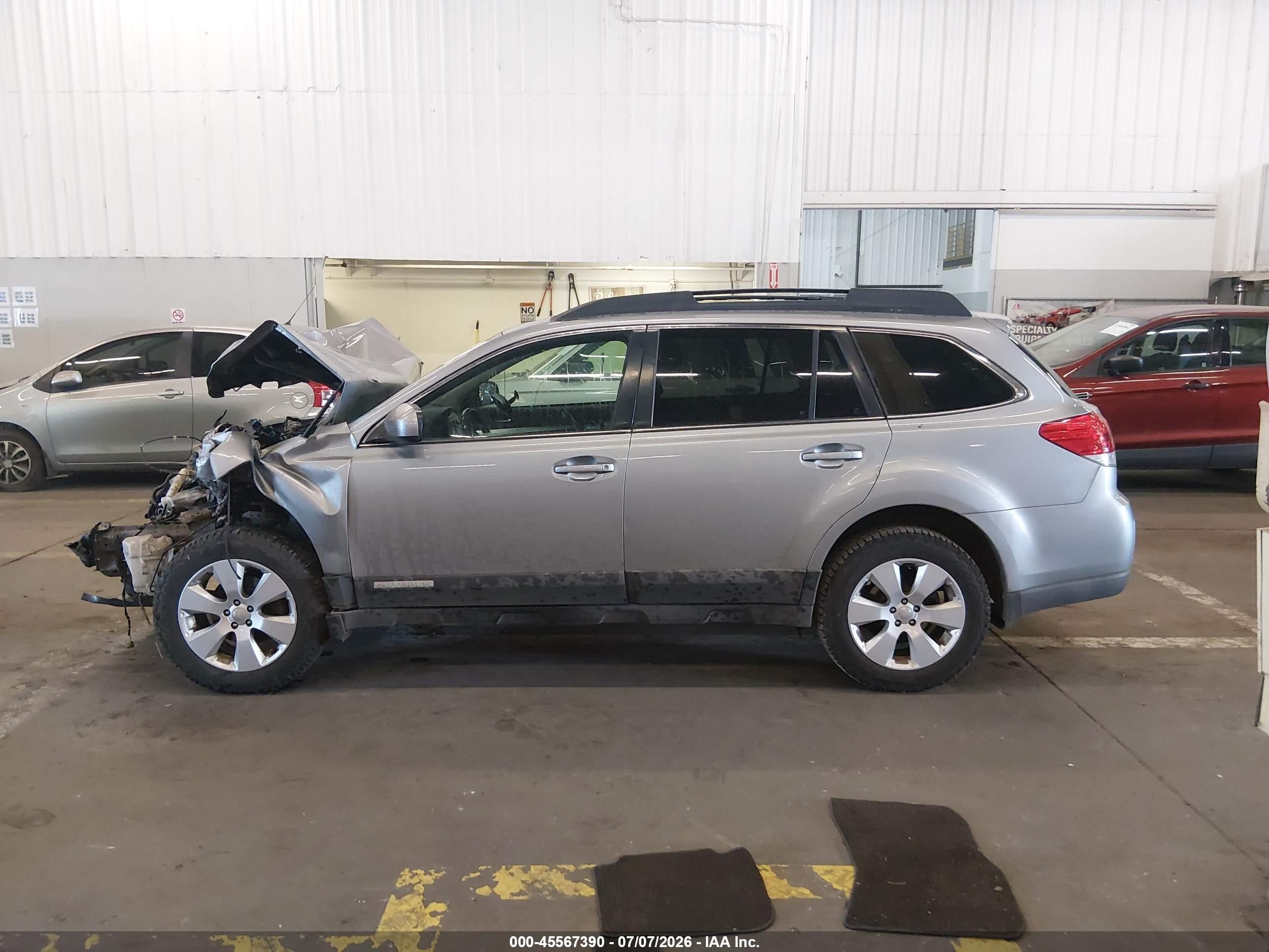 2010 Subaru Outback 2.5i Premium Серебряный vin: 4S4BRBGC7A3381612