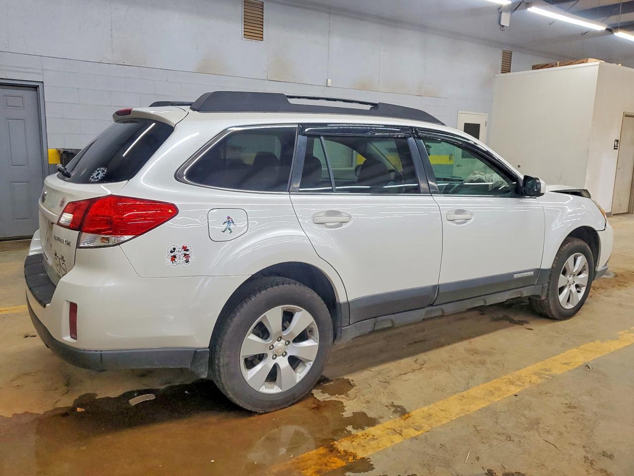2011 Subaru Outback 2.5i Premium White vin: 4S4BRBGC7B1328017