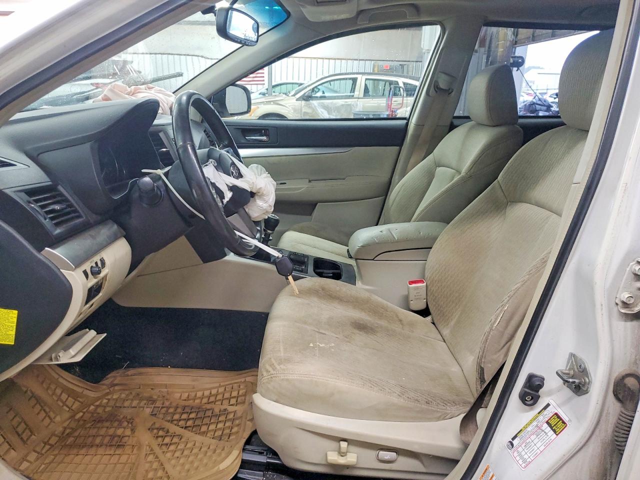 2011 Subaru Outback 2.5i Premium White vin: 4S4BRBGC7B1328017