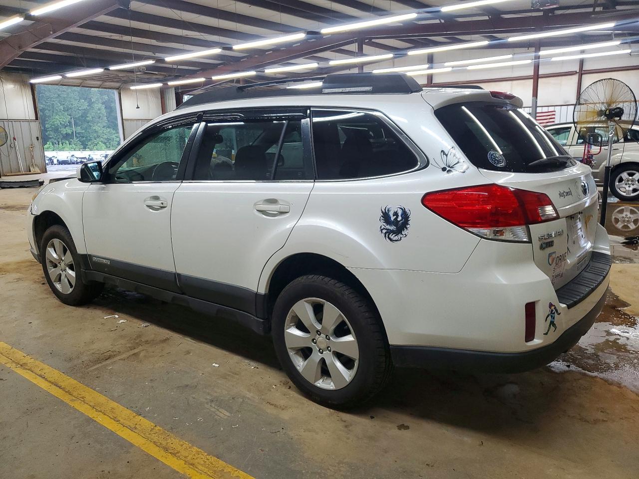 2011 Subaru Outback 2.5i Premium White vin: 4S4BRBGC7B1328017