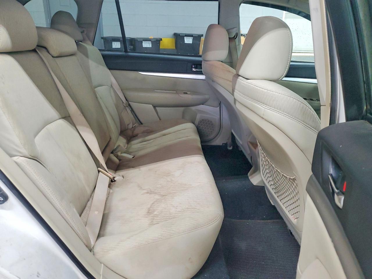 2011 Subaru Outback 2.5i Premium White vin: 4S4BRBGC7B1328017