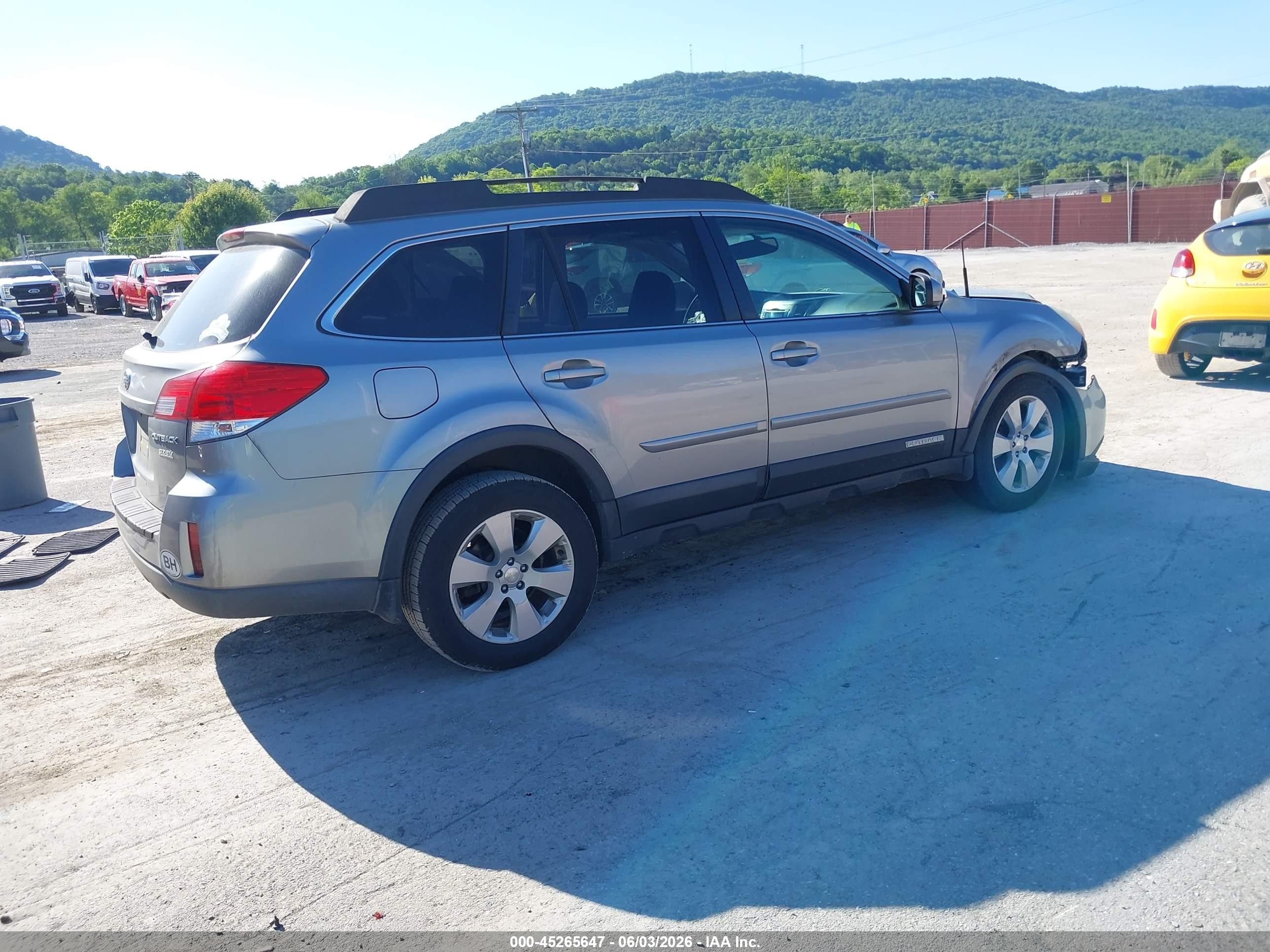 2011 Subaru Outback 2.5i Premium Silver vin: 4S4BRBGC7B3421964