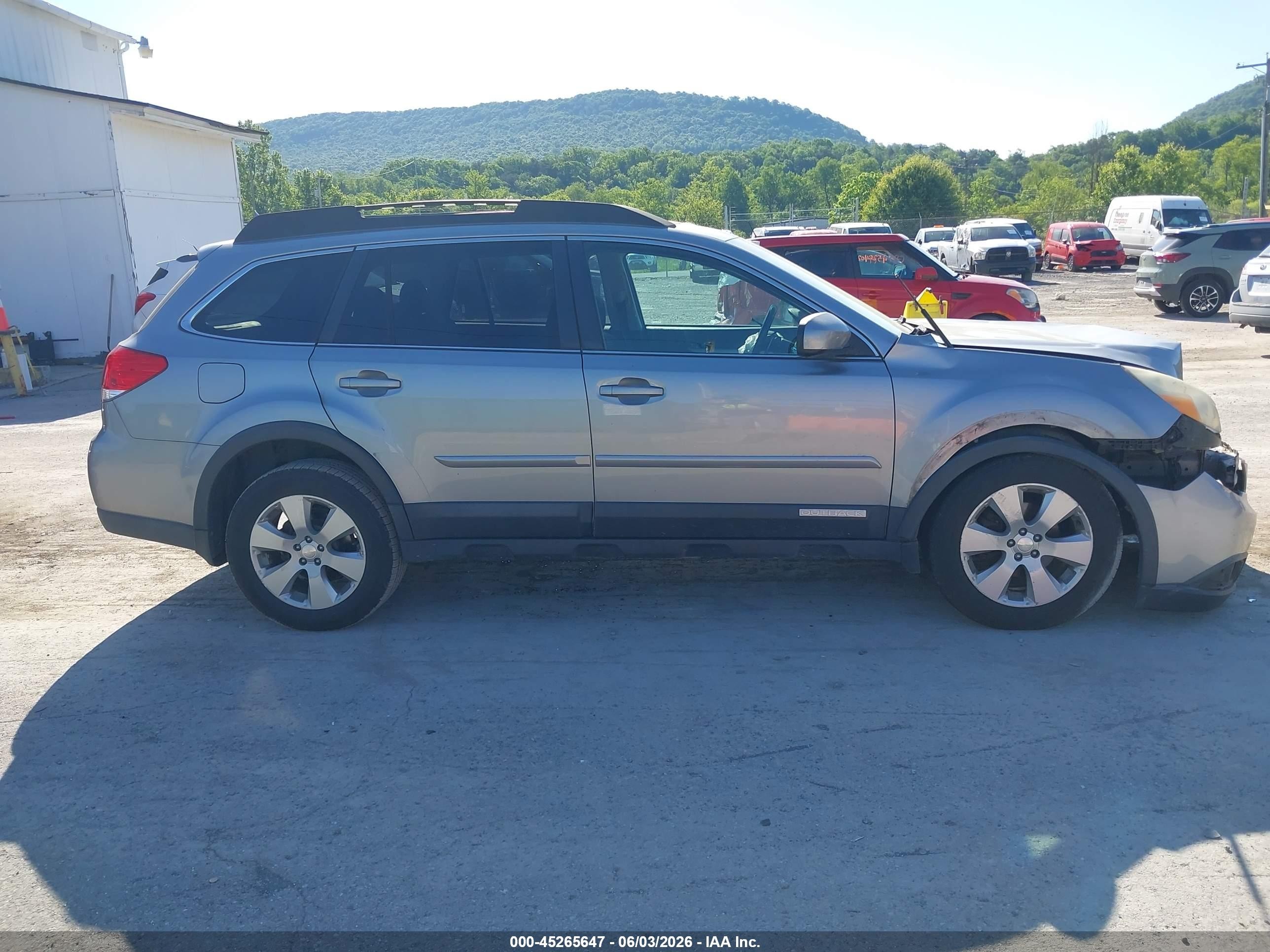 2011 Subaru Outback 2.5i Premium Silver vin: 4S4BRBGC7B3421964