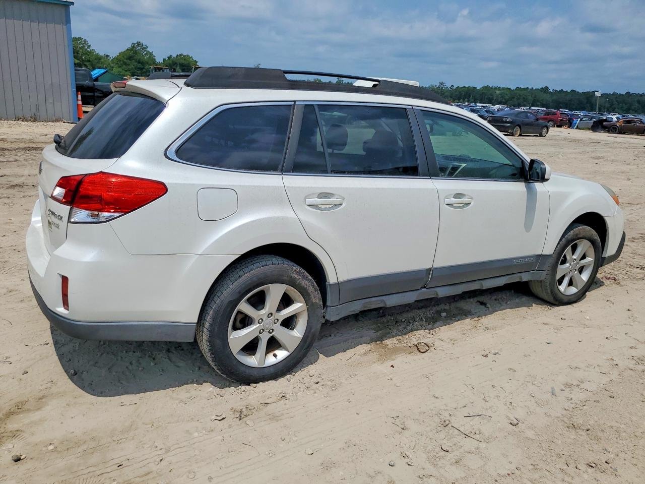 2013 Subaru Outback 2.5i Premium White vin: 4S4BRBGC7D3255870