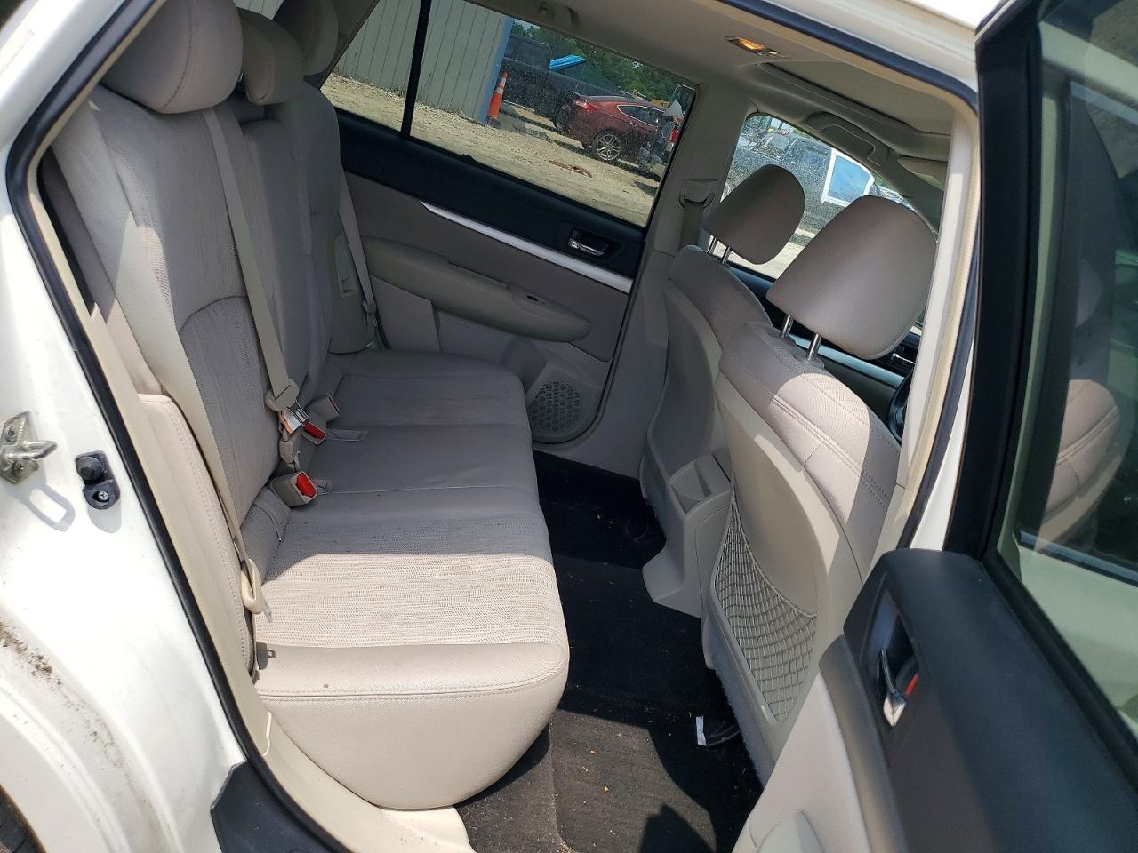 2013 Subaru Outback 2.5i Premium White vin: 4S4BRBGC7D3255870