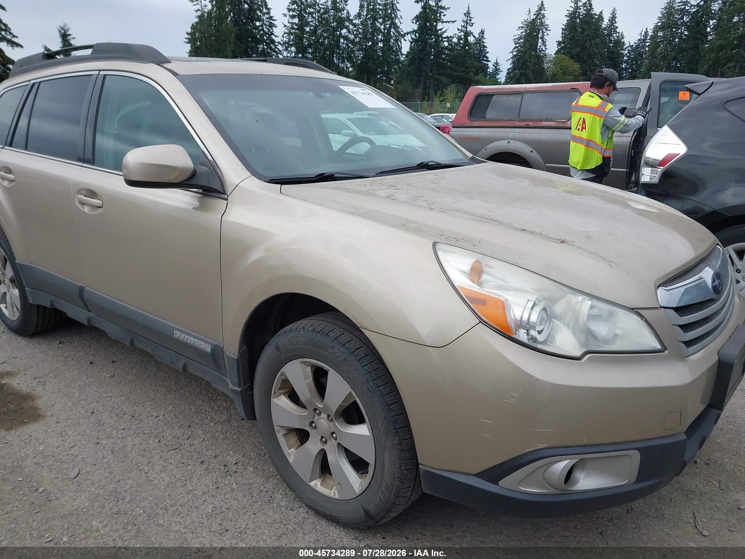 2010 Subaru Outback 2.5i Premium Золотой vin: 4S4BRBGC8A3323329