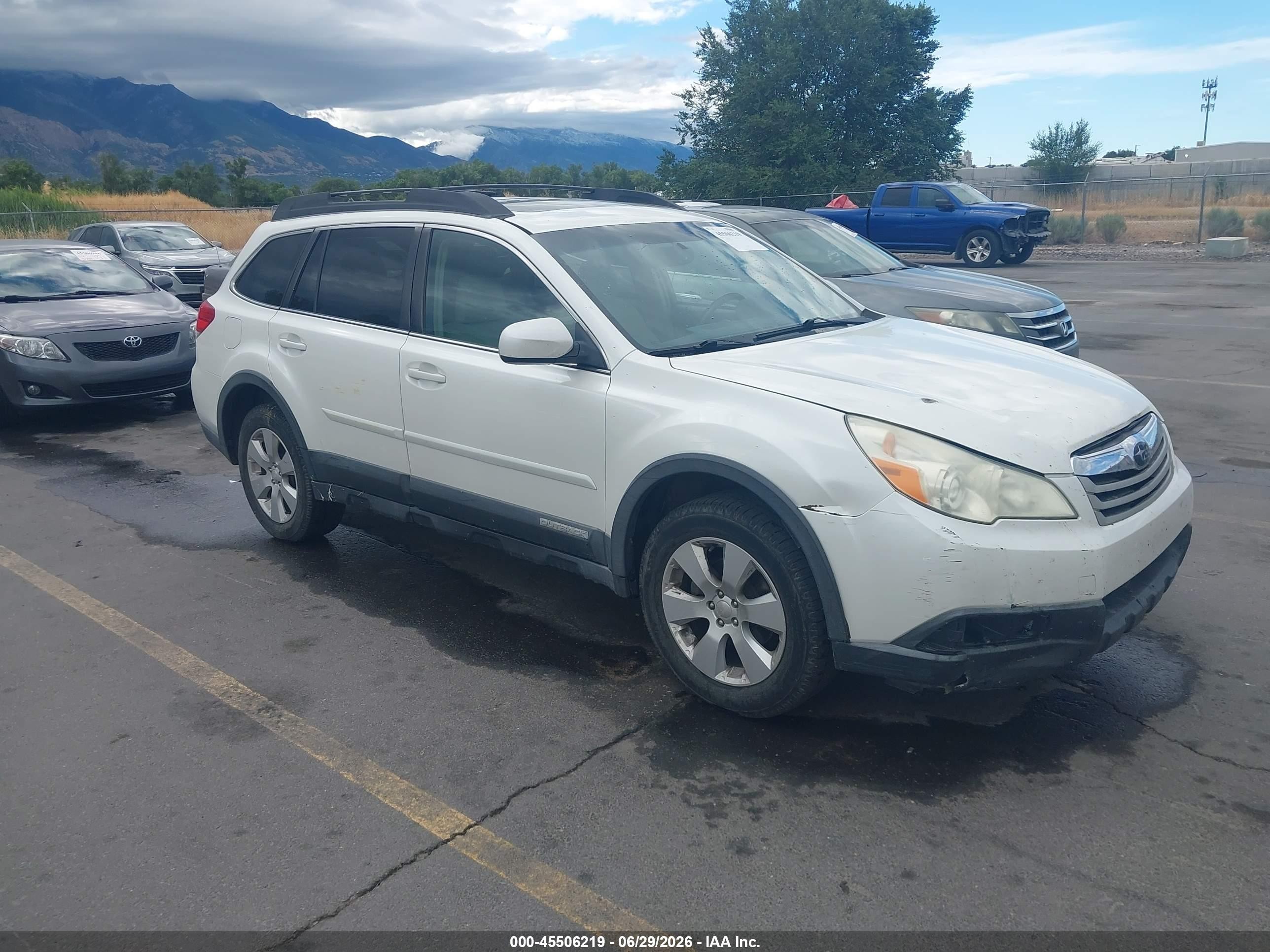 2011 Subaru Outback 2.5i Premium White vin: 4S4BRBGC8B3336938