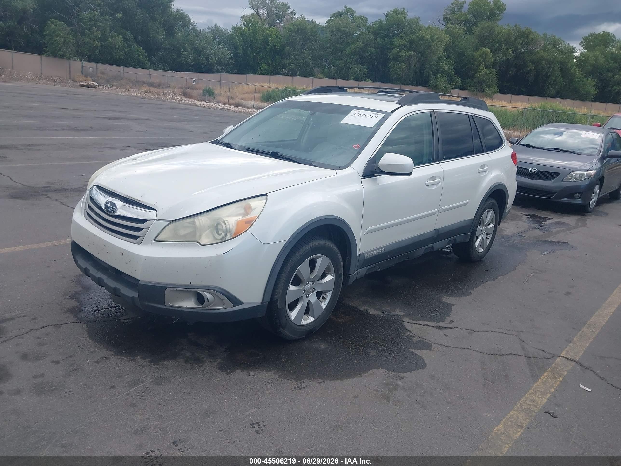 2011 Subaru Outback 2.5i Premium White vin: 4S4BRBGC8B3336938