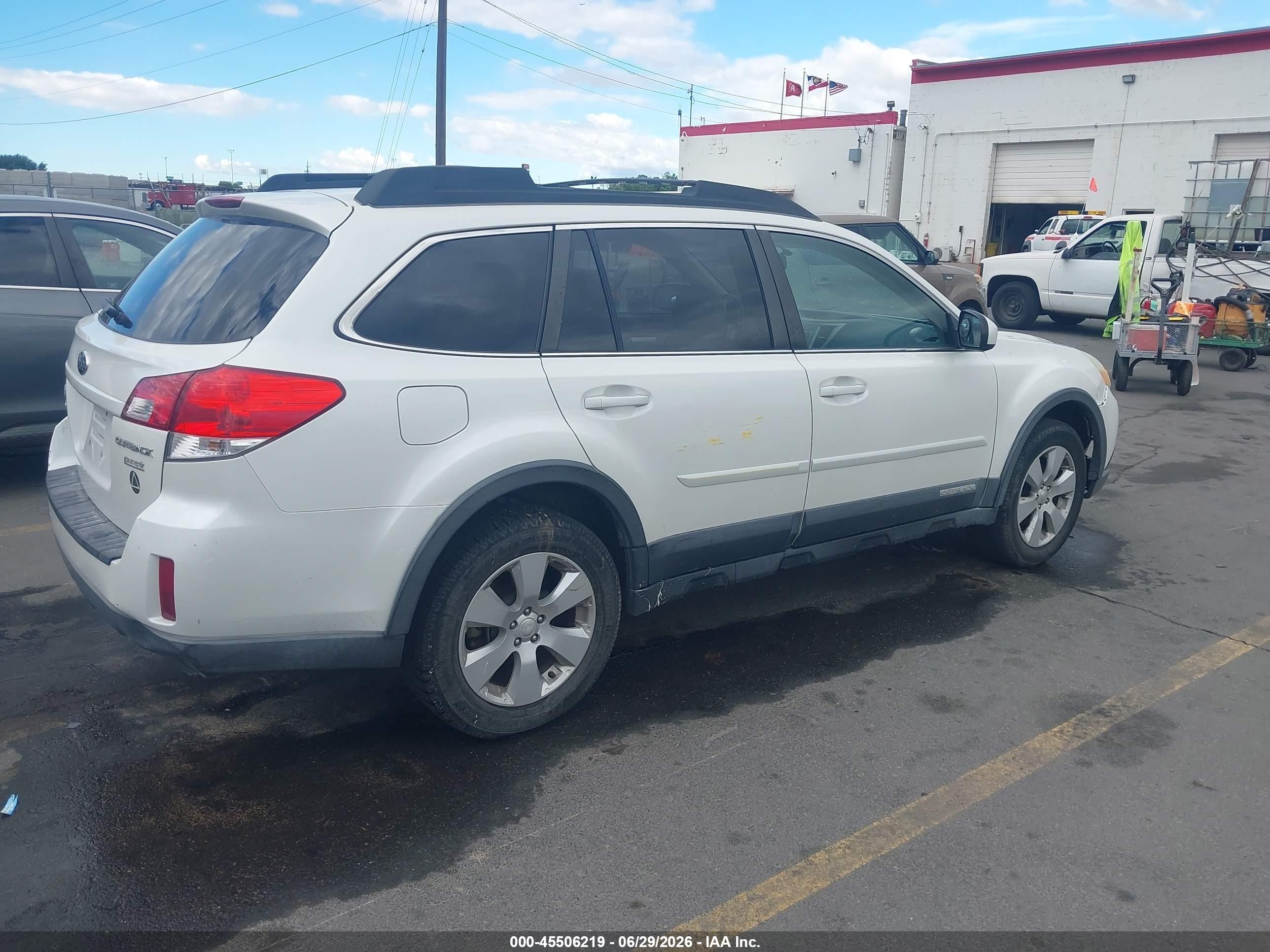 2011 Subaru Outback 2.5i Premium White vin: 4S4BRBGC8B3336938