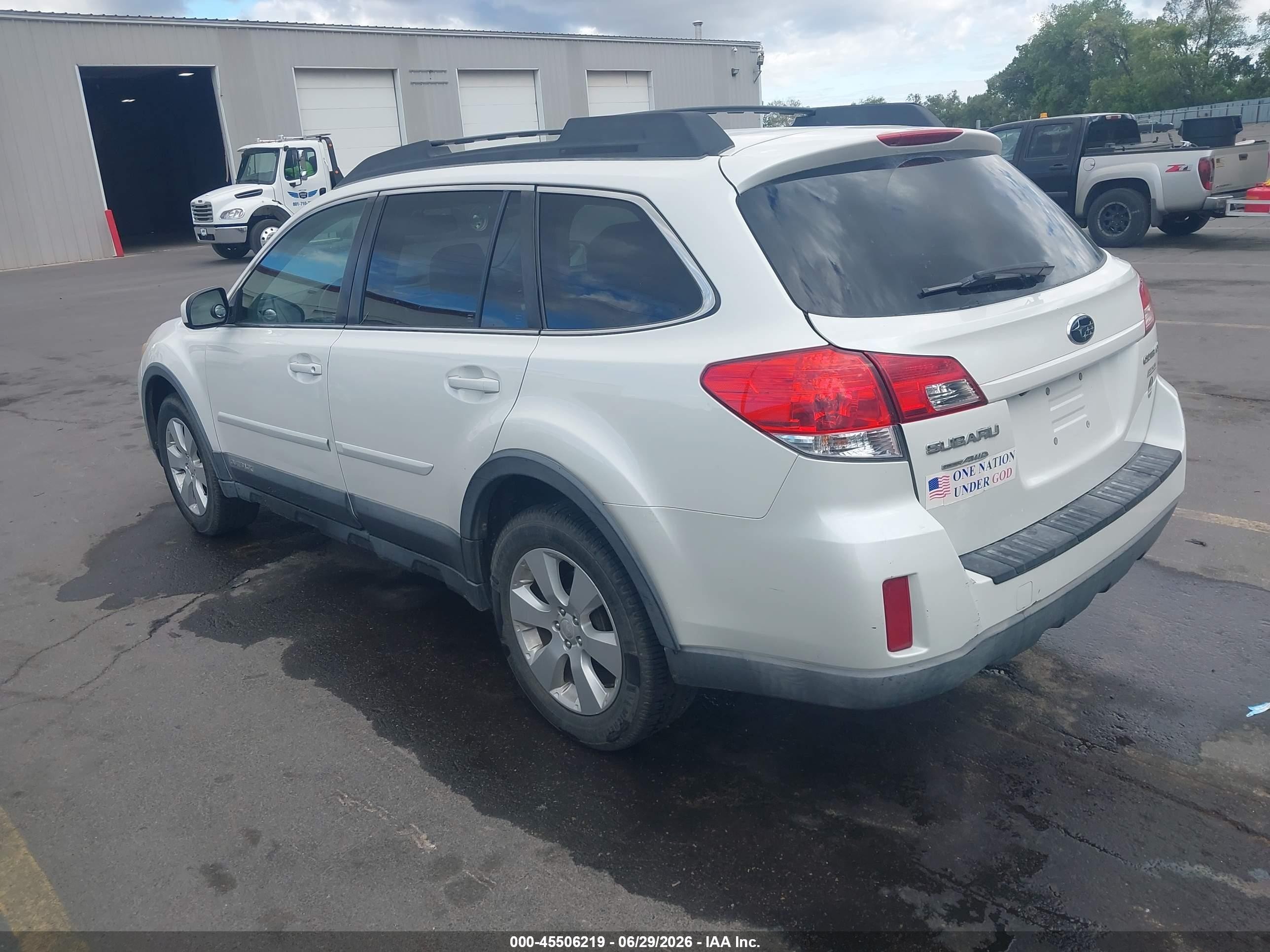 2011 Subaru Outback 2.5i Premium White vin: 4S4BRBGC8B3336938