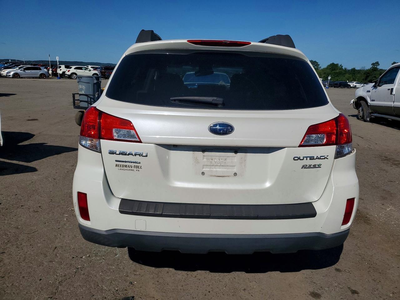 2013 Subaru Outback 2.5i Premium White vin: 4S4BRBGC8D3297920